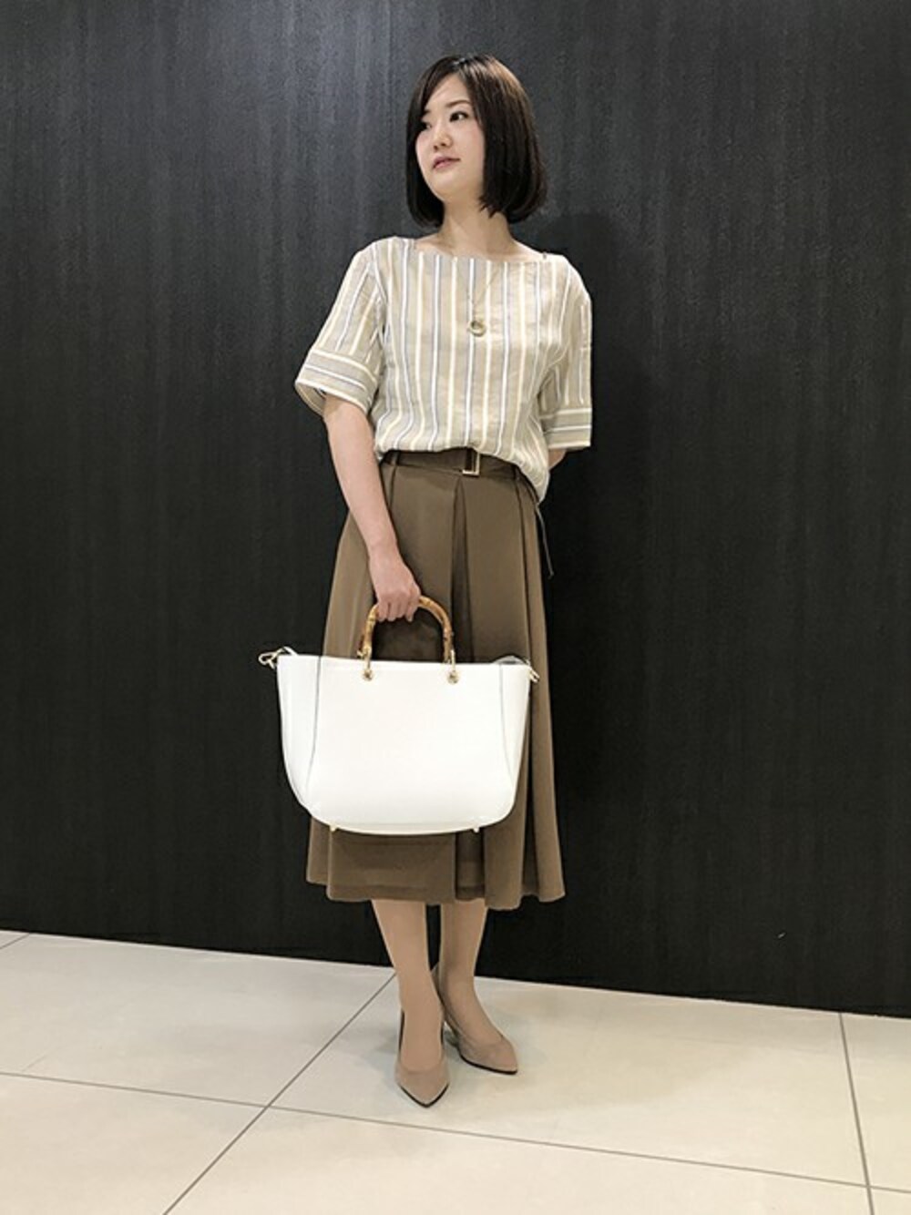 「ブラウス、ストライプ、ガウチョパンツ、通勤コーデ、麻、初夏」｜「UNTITLEDの〔洗える〕ボンマルチストライプシャツ（シャツ/ブラウス、ブルー系）」を使った、UNTITLEDさん（レディース・168cm）の夏コーディネートの1枚目の写真