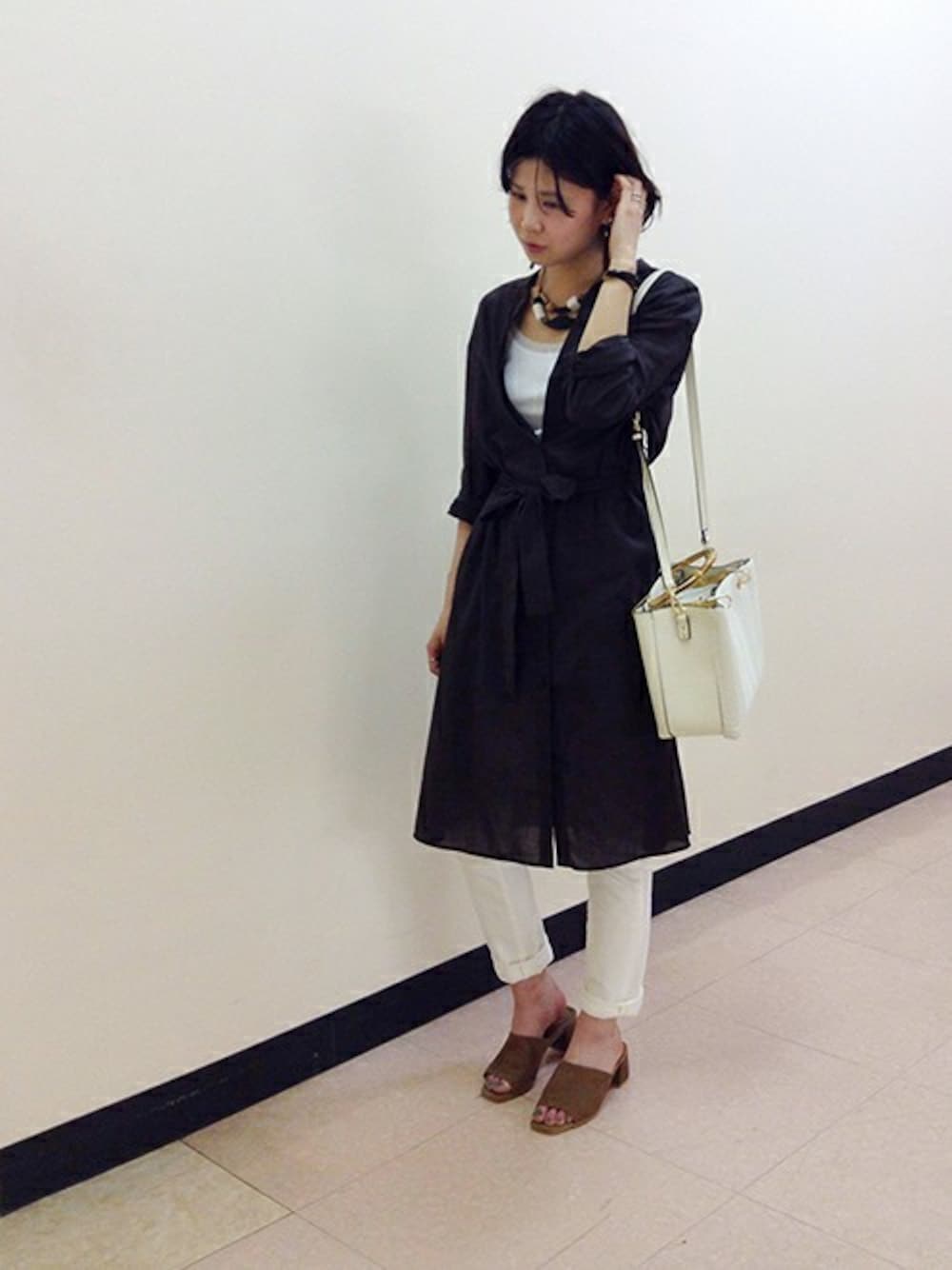 「UNTITLEDの〔洗える〕ベルテッドシャツワンピース（ワンピース、ブラウン系）」を使った、UNTITLEDさん（レディース・160cm）の夏コーディネートの1枚目の写真