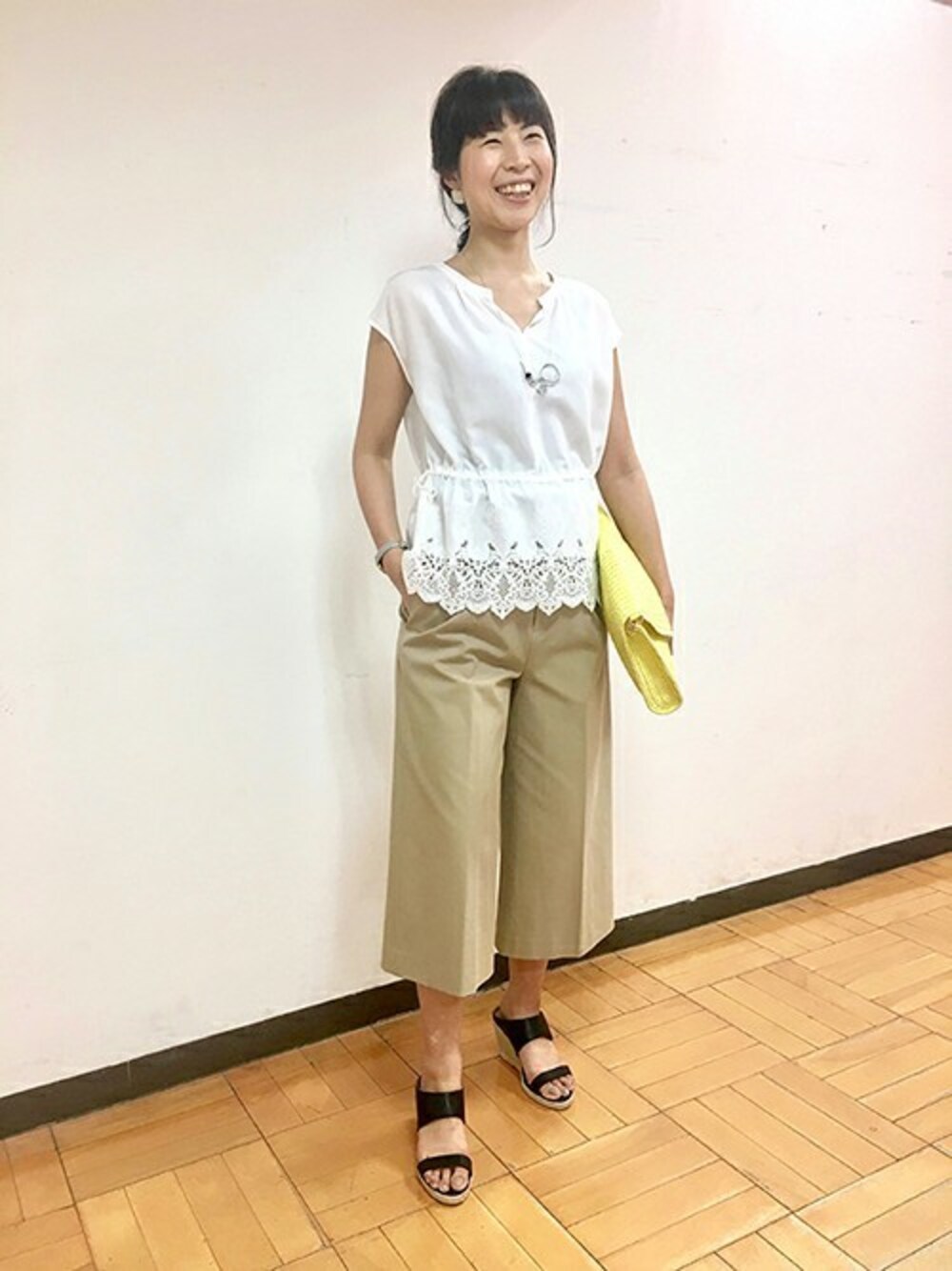 「ブラウス、イエロー、クラッチバッグ、レース、ガウチョパンツ、夏コーデ」｜「UNTITLEDの〔洗える〕コンチネンタルレースシャツ（シャツ/ブラウス、ホワイト系）」を使った、UNTITLEDさん（レディース・163cm）の夏コーディネートの1枚目の写真