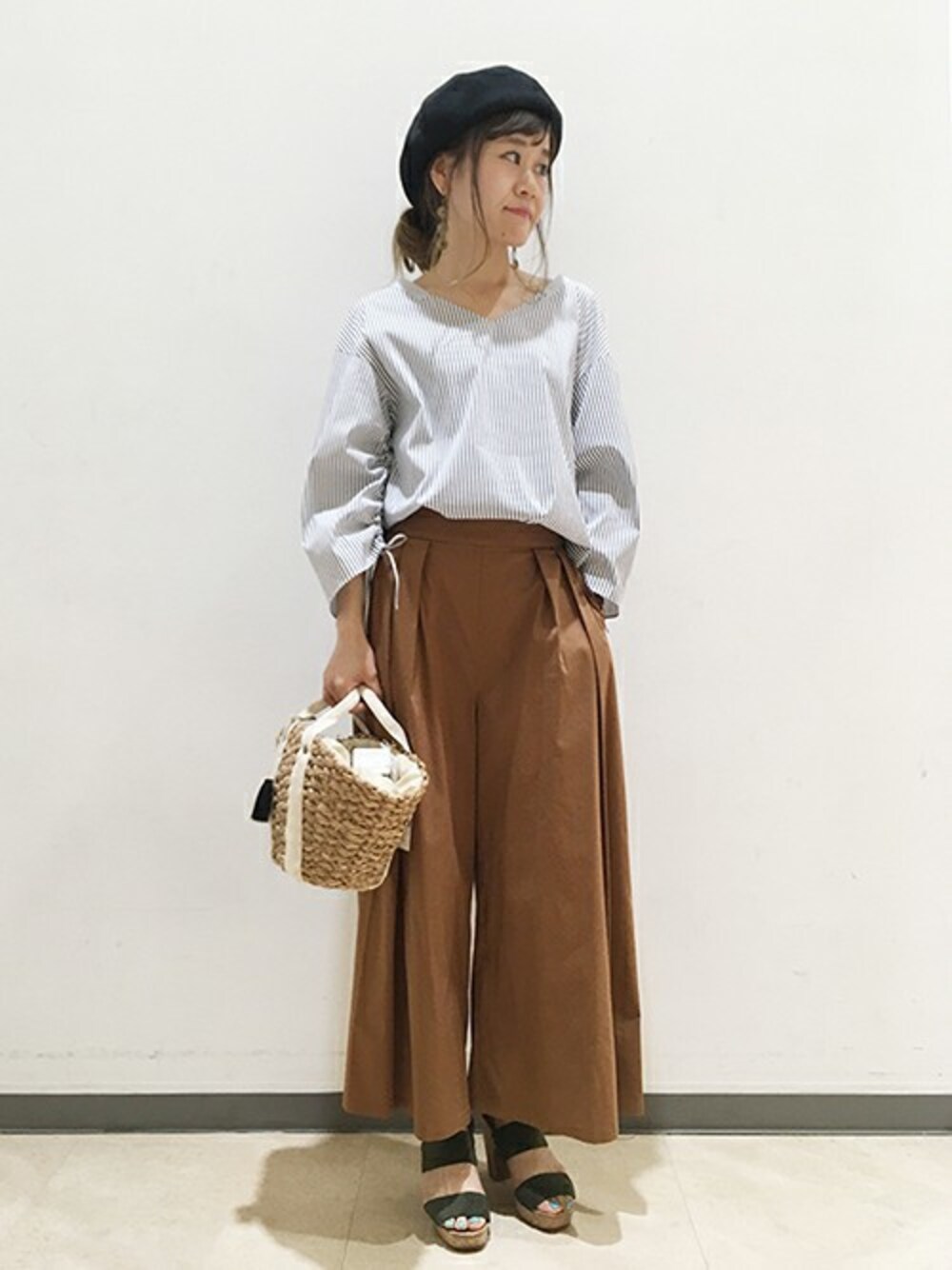 「ブラウス、Vネック、ストライプ、ワイドパンツ、袖コンシャス」｜「UNTITLEDの〔洗える〕シャーリングストライプシャツ（シャツ/ブラウス、ブルー系）」を使った、UNTITLEDさん（レディース・150cm）の夏コーディネートの1枚目の写真
