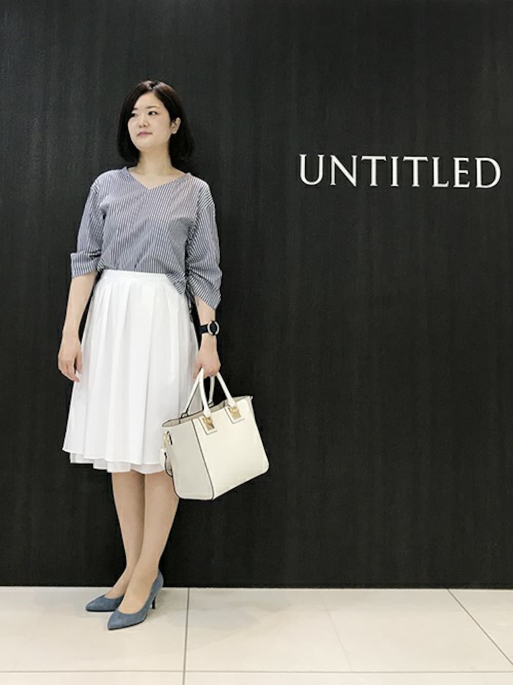 「ブラウス、フレアスカート、Vネック、ストライプ、通勤コーデ」｜「UNTITLEDの〔洗える〕シャーリングストライプシャツ（シャツ/ブラウス、ブルー系）」を使った、UNTITLEDさん（レディース・168cm）の夏コーディネートの1枚目の写真