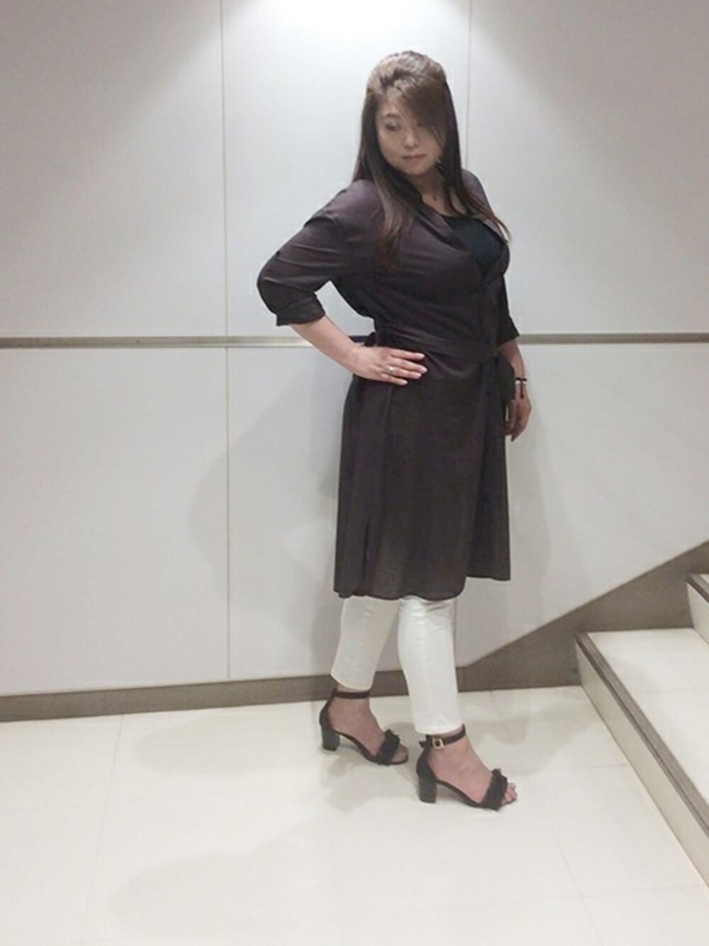 「ワンピース、ブラウン、白パンツ、パンツスタイル、羽織り、細身」｜「UNTITLEDの[L]〔洗える〕ベルテッドシャツワンピース（ワンピース、ブラウン系）」を使った、UNTITLEDさん（レディース・169cm）の夏コーディネートの1枚目の写真