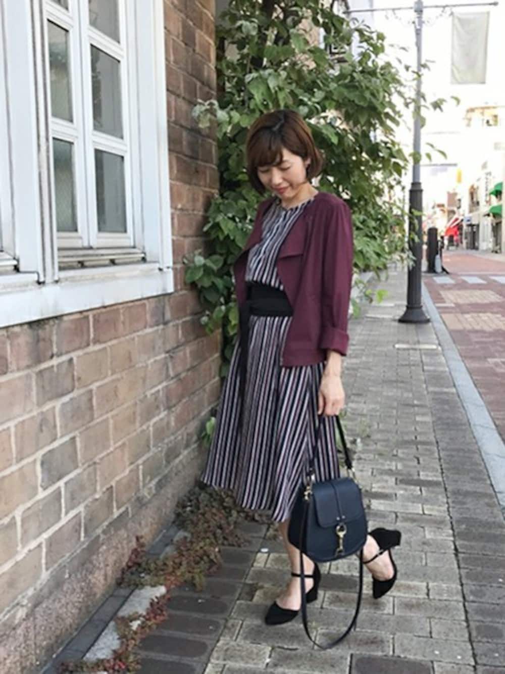 「ジャケット、ワンピース、ライダース、ノーカラー、ストライプ、ウエストマーク、秋カラー」｜「UNTITLEDの〔洗える〕ベルテッドストライプワンピース（ワンピース、ブルー系）」を使った、UNTITLEDさん（レディース・155cm）の夏コーディネートの1枚目の写真