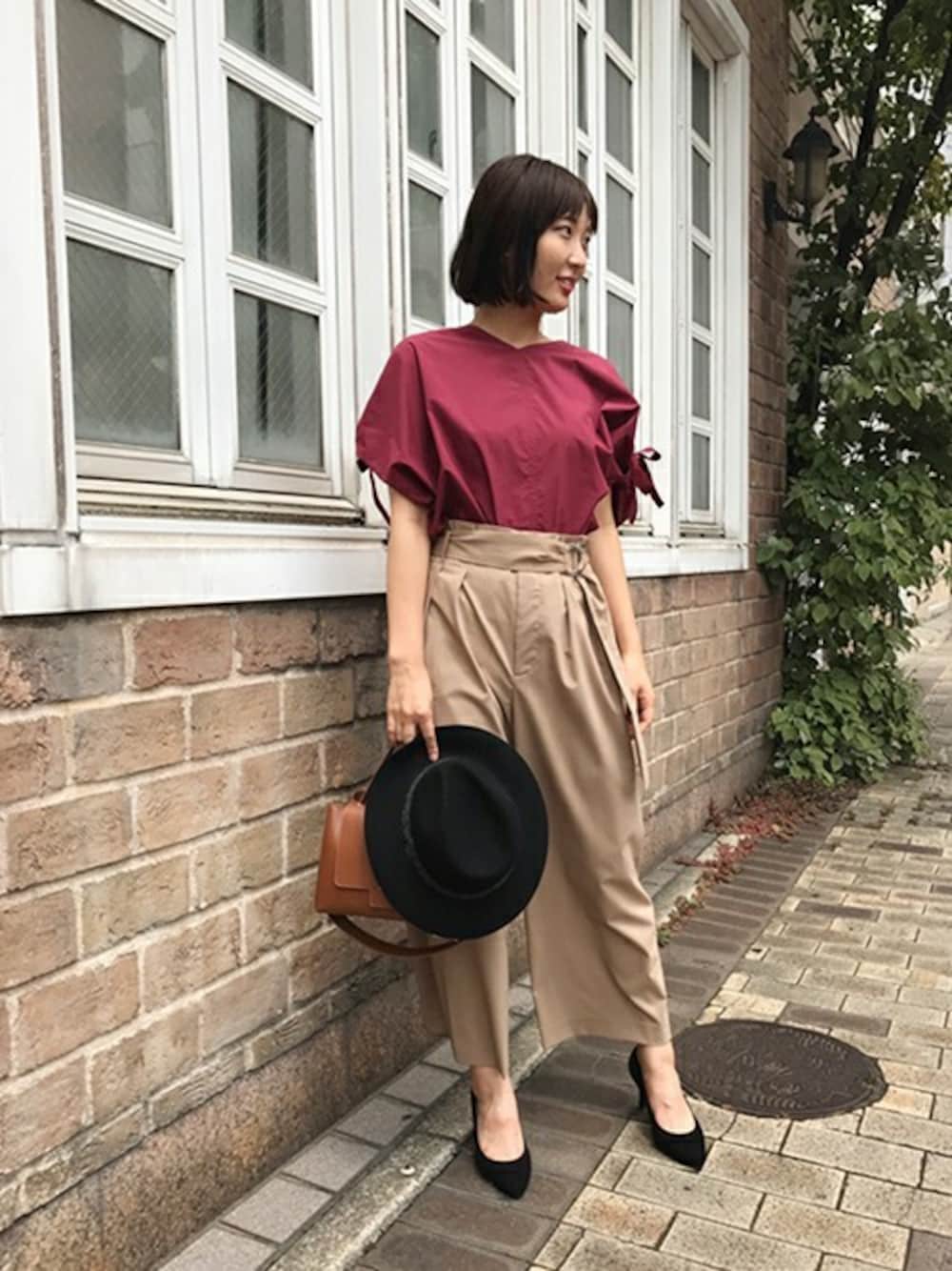 「ブラウス、ハイウエスト、ハット、ワイドパンツ、袖リボン、プラム」｜「UNTITLEDの〔洗える〕カナリアタイプライターブラウス（シャツ/ブラウス、レッド系）」を使った、UNTITLEDさん（レディース・163cm）の夏コーディネートの1枚目の写真