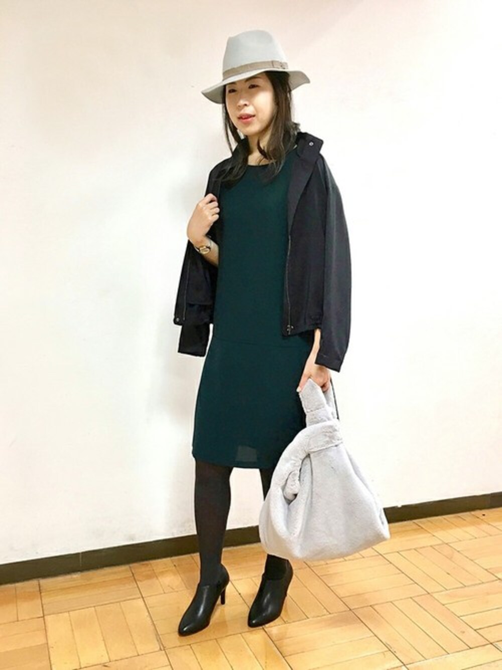 「ブルゾン、ファー、ワンピース、シフォン、小物、きれいめカジュアル、抜け感」｜「UNTITLEDのスタンドカラージャケット（その他アウター、ブラック系）」を使った、UNTITLEDさん（レディース・163cm）の秋コーディネートの1枚目の写真