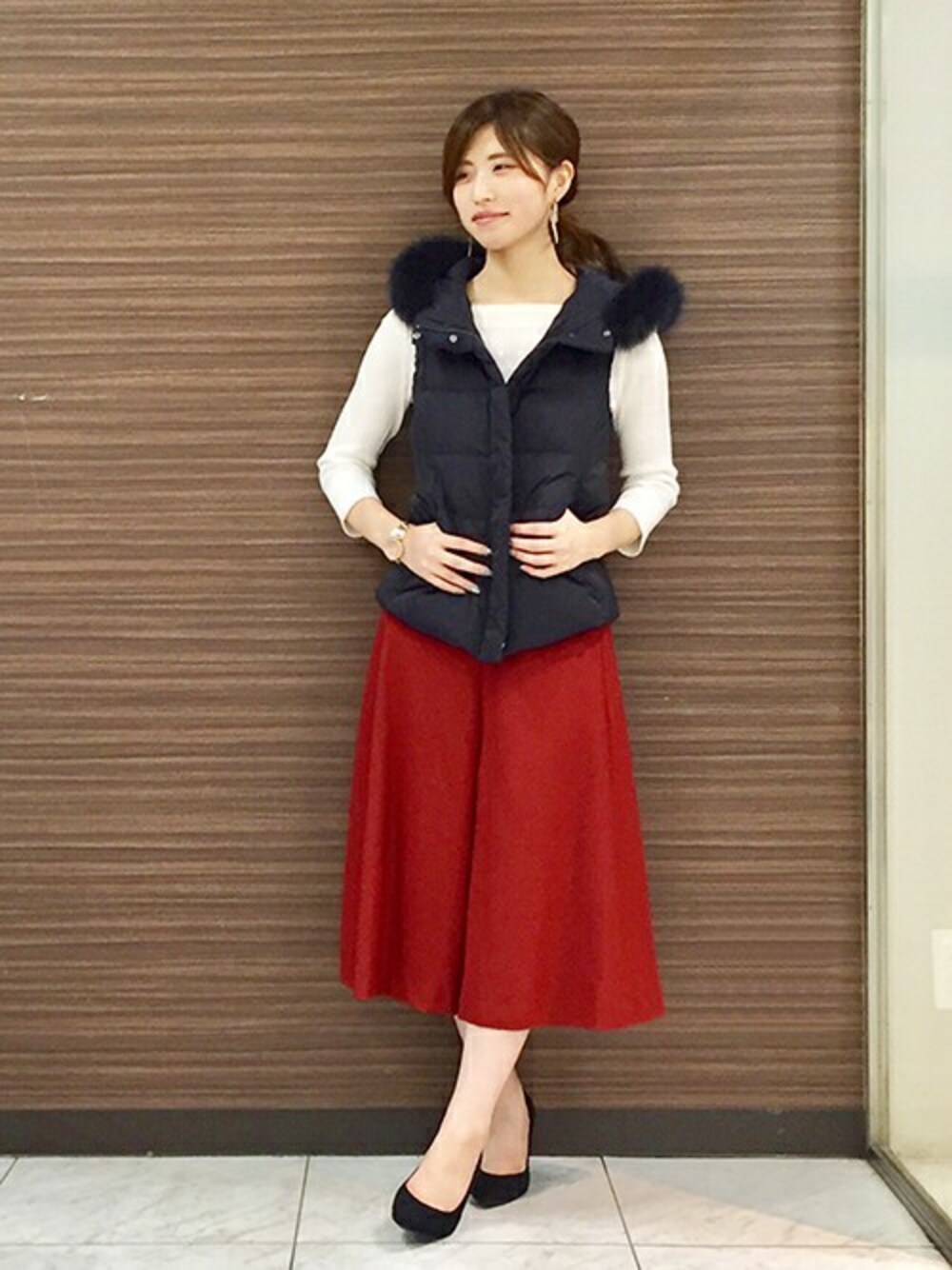 「ダウンベスト、レッド、リブニット、女性らしい、スカーチョ」｜「UNTITLEDのフォックスファー フーデッドダウンベスト（ダウンベスト、ブルー系）」を使った、UNTITLEDさん（レディース・155cm）の秋コーディネートの1枚目の写真
