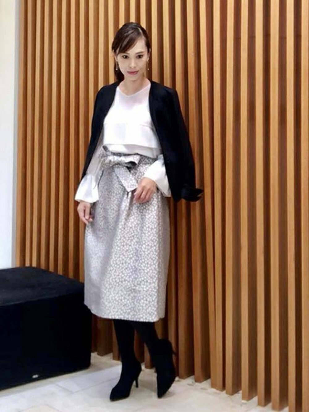 「ジャケット、柄、スカート、クラシカル、モノトーン、袖コンシャス」｜「UNTITLEDの圧縮ウールジャージジャケット（ノーカラージャケット、ブラック系）」を使った、UNTITLEDさん（レディース・169cm）の秋コーディネートの1枚目の写真