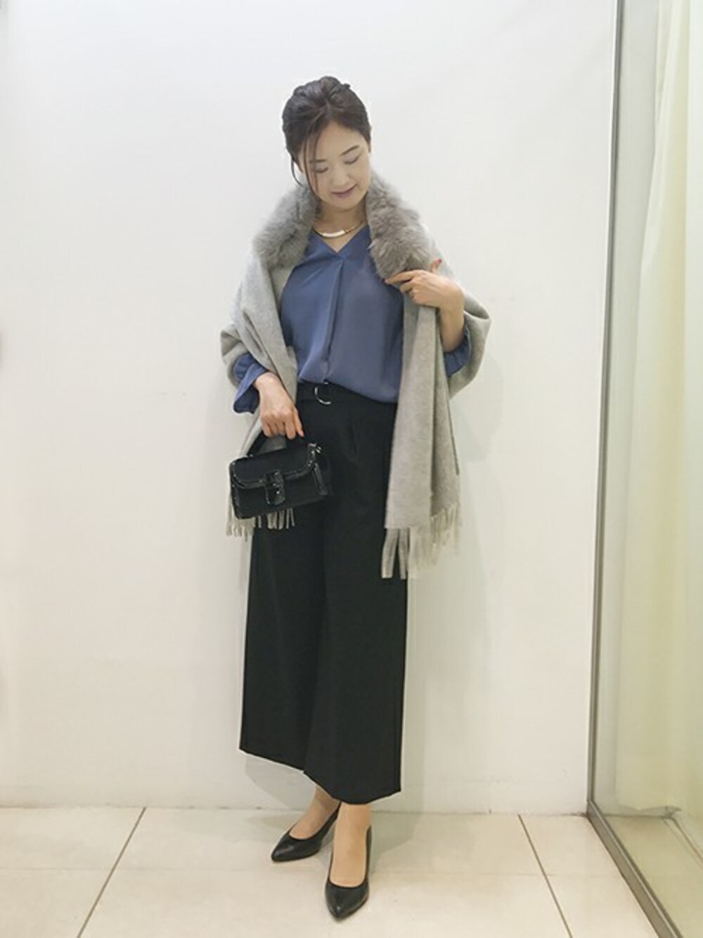 「ファー、ブラウス、ブルー、ワイドパンツ、大判ストール、スモーキーカラー」｜「UNTITLEDの袖コンタックブラウス（シャツ/ブラウス、ブルー系）」を使った、UNTITLEDさん（レディース・168cm）の秋コーディネートの1枚目の写真