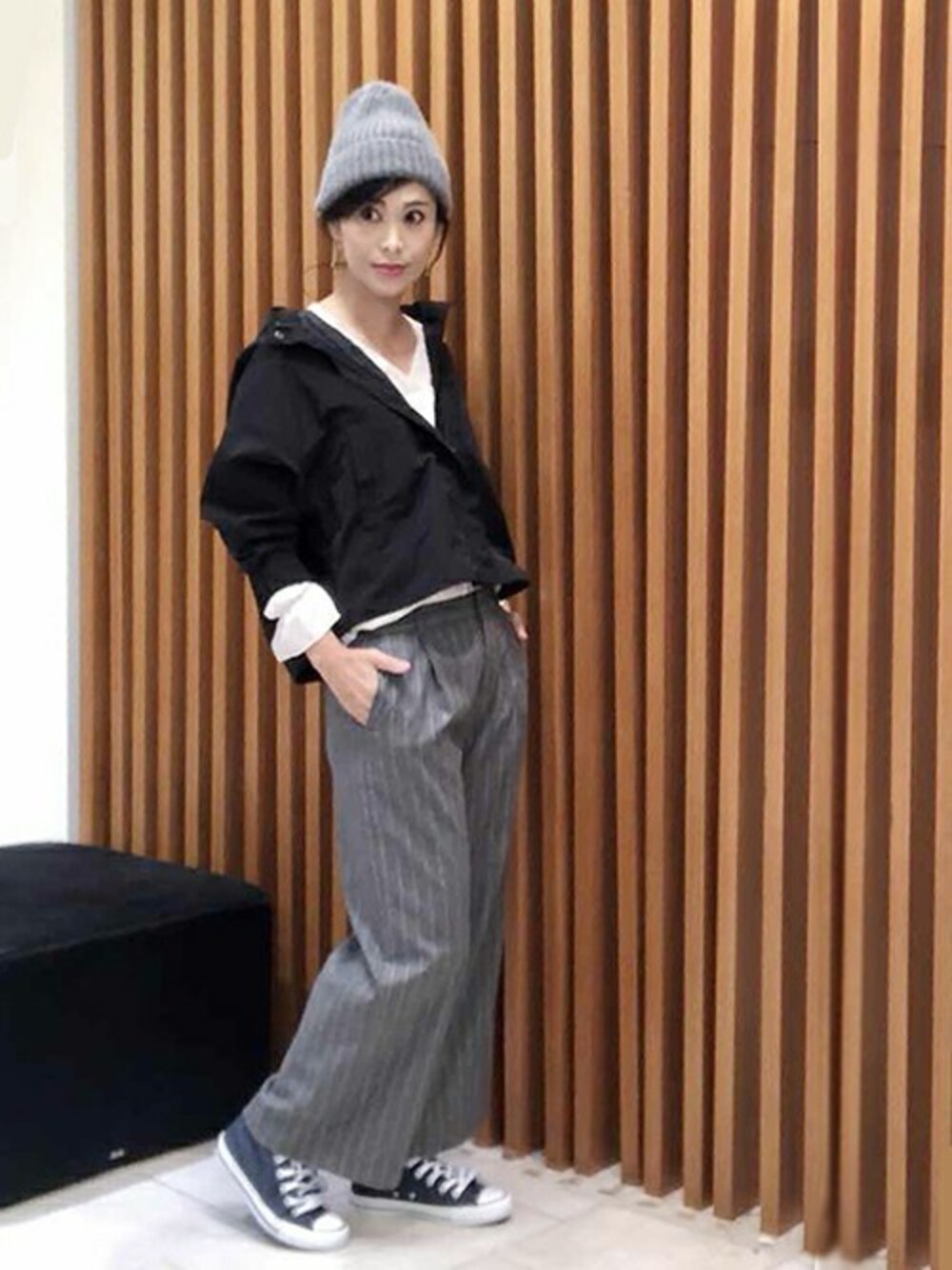 「スニーカー、ジャケット、ブラウス、ニット帽、大人カジュアル、ワイドパンツ、袖コンシャス」｜「UNTITLEDの袖コンタックブラウス（シャツ/ブラウス、ホワイト系）」を使った、UNTITLEDさん（レディース・169cm）の秋コーディネートの1枚目の写真