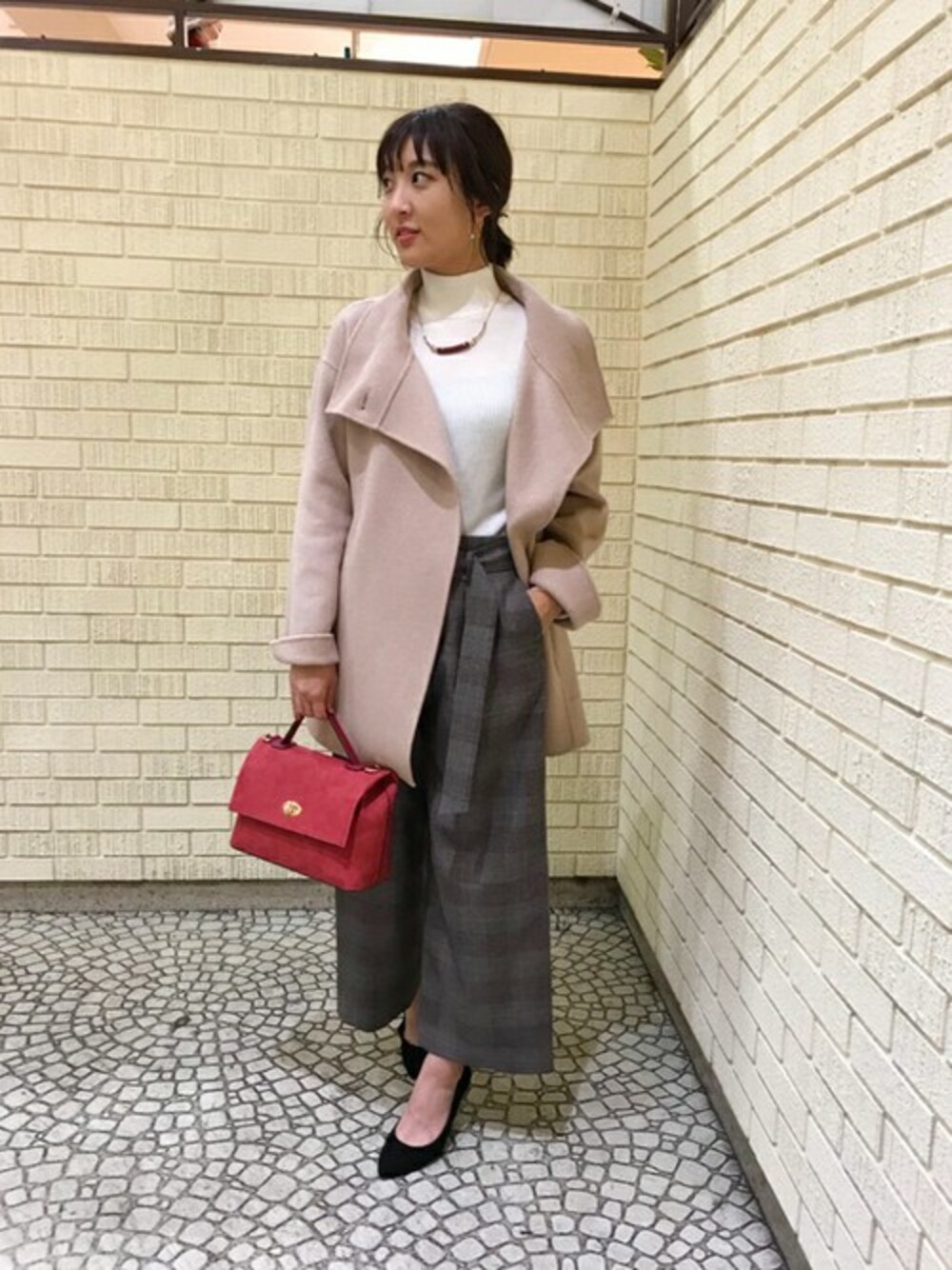 「チェック、コート、バッグ、赤、ワイドパンツ、ミドル丈、袖コンシャス」｜「UNTITLEDの【VERY11月号掲載】ビッグカラーポンチョコート（その他アウター、ベージュ系）」を使った、UNTITLEDさん（レディース・163cm）の秋コーディネートの1枚目の写真