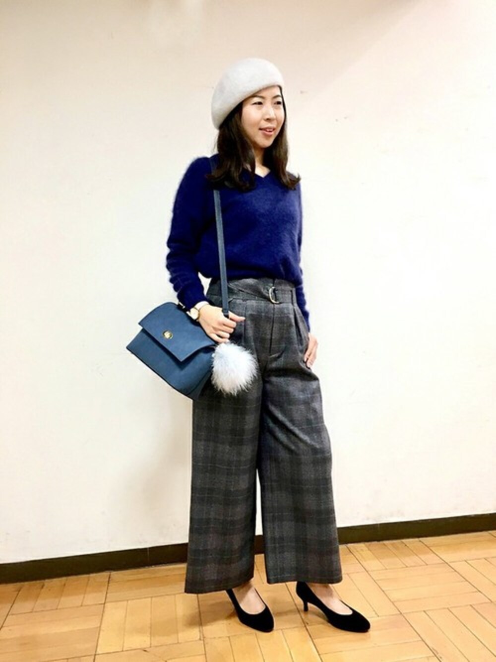 「チェック、ブルー、ベレー帽、Vネック、ワイドパンツ、きれい色、シャギーニット」｜「UNTITLEDのシャギーVネックニット（ニット/セーター、ブルー系）」を使った、UNTITLEDさん（レディース・163cm）の秋コーディネートの1枚目の写真