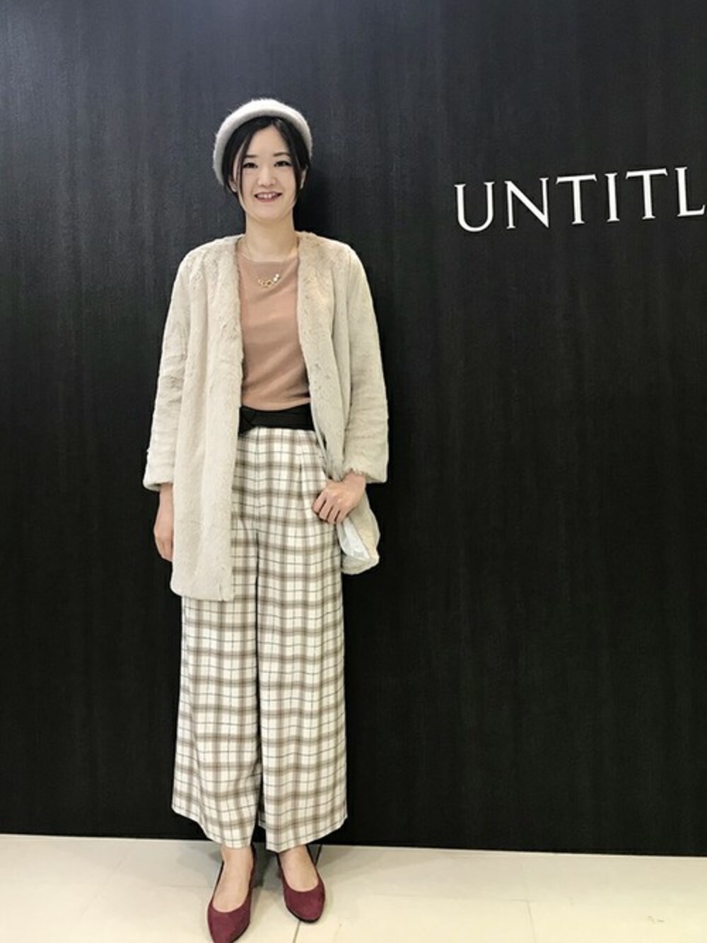 「チェック、ファー、ワントーンコーデ、ベージュ、ロングコート、ファーコート、ワイドパンツ」｜「UNTITLEDのエコファーコート（その他アウター、ベージュ系）」を使った、UNTITLEDさん（レディース・168cm）の秋コーディネートの1枚目の写真