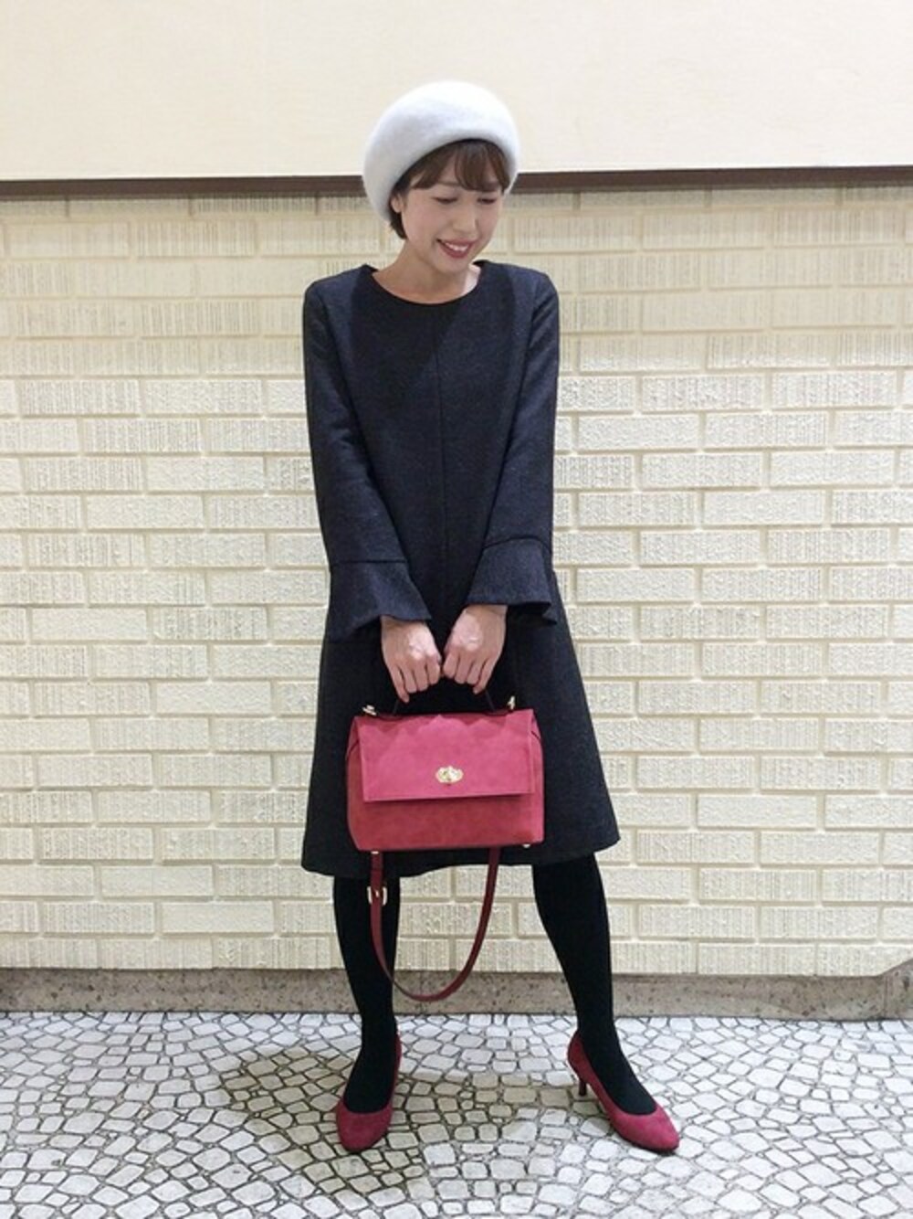「ワンピース、ベレー帽、赤、小物、袖コンシャス」｜「UNTITLEDのカラーネップセミAラインワンピース（ワンピース、ブラウン系）」を使った、UNTITLEDさん（レディース・155cm）の秋コーディネートの1枚目の写真