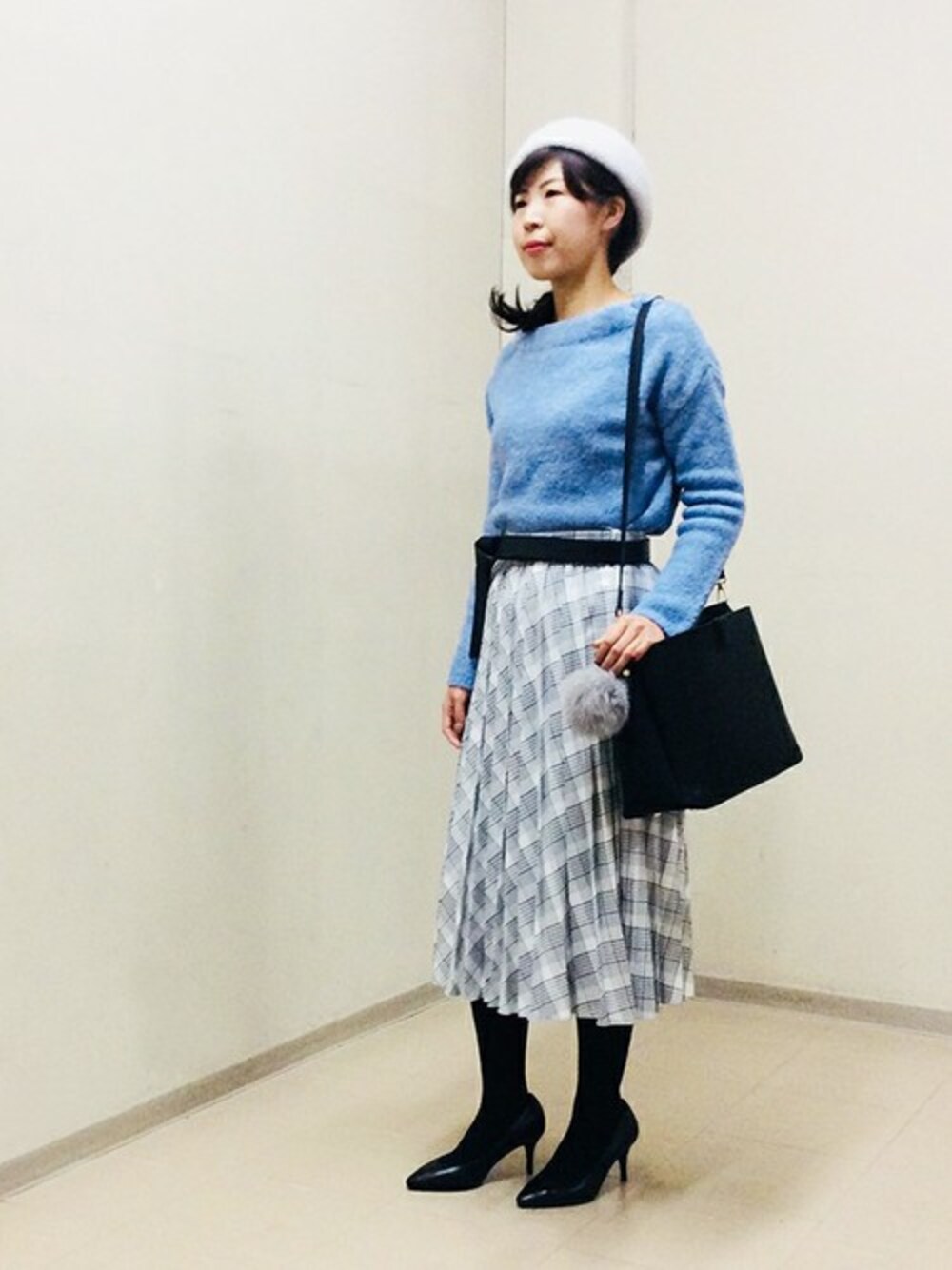 「チェック、ニット、ブルー、ベレー帽、もこもこ、ウエストマーク、ミモレ丈スカート」｜「UNTITLEDのブークレもこニット（ニット/セーター、ブルー系）」を使った、UNTITLEDさん（レディース・163cm）の秋コーディネートの1枚目の写真