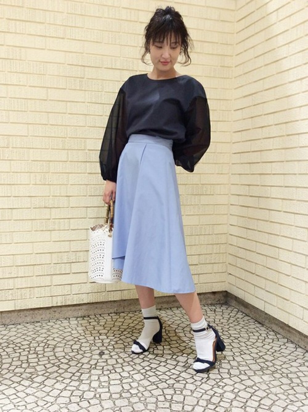 「スカート、ハイウエスト、シースルー、サックスブルー、サンダルに靴下、袖コンシャス」｜「UNTITLEDのチュールスリーブカットソー（Tシャツ/カットソー、ブルー系）」を使った、UNTITLEDさん（レディース・163cm）の春コーディネートの1枚目の写真