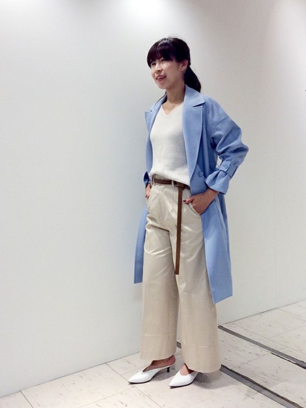 「コート、ブルー、ワイドパンツ、ベルト、春アウター、キャンディスリーブ」｜「UNTITLEDのエアロバックサテントレンチコート（トレンチコート、ブルー系）」を使った、UNTITLEDさん（レディース・163cm）の春コーディネートの1枚目の写真
