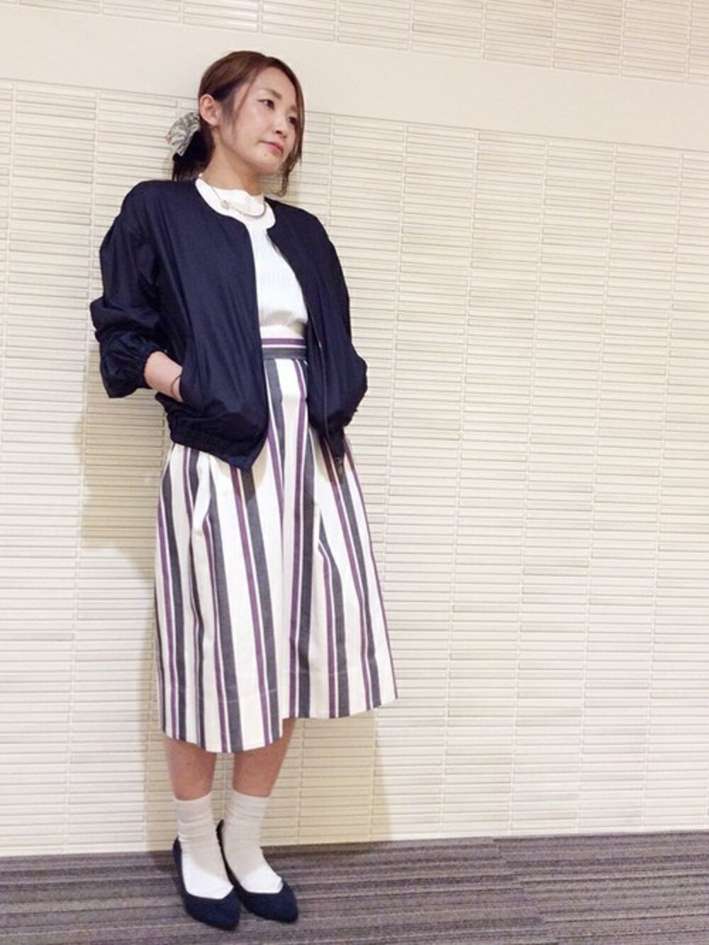 「ブルゾン、スカート、ストライプ、大人カジュアル、ソックス×パンプス、ミモレ丈」｜「UNTITLEDの【洗える】ストレッチノーカラージャケット（ノーカラージャケット、ブルー系）」を使った、UNTITLEDさん（レディース・150cm）の春コーディネートの1枚目の写真