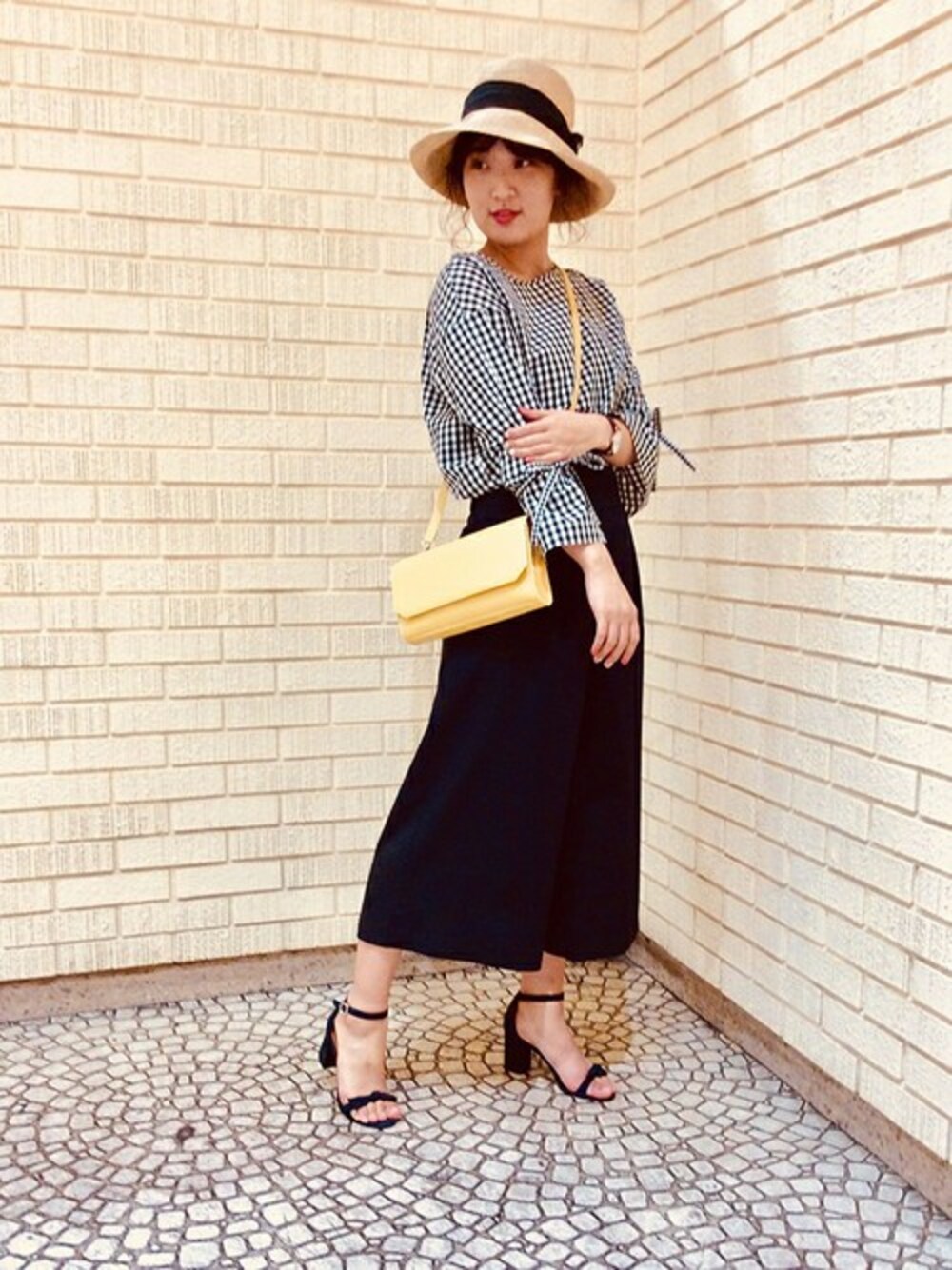 「ブラウス、イエロー、ハット、ギンガムチェック、ワイドパンツ、袖コンシャス」｜「UNTITLEDのカロスギンガムシャツ（シャツ/ブラウス、ブラック系）」を使った、UNTITLEDさん（レディース・163cm）の春コーディネートの1枚目の写真