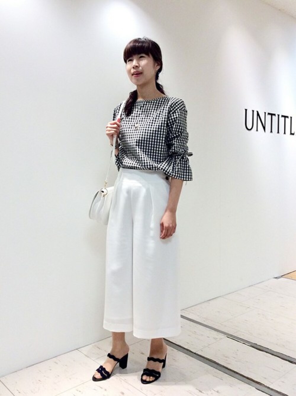 「ブラウス、モノトーン、ギンガムチェック、ワイドパンツ、袖コンシャス」｜「UNTITLEDのカロスギンガムシャツ（シャツ/ブラウス、ブラック系）」を使った、UNTITLEDさん（レディース・163cm）の春コーディネートの1枚目の写真
