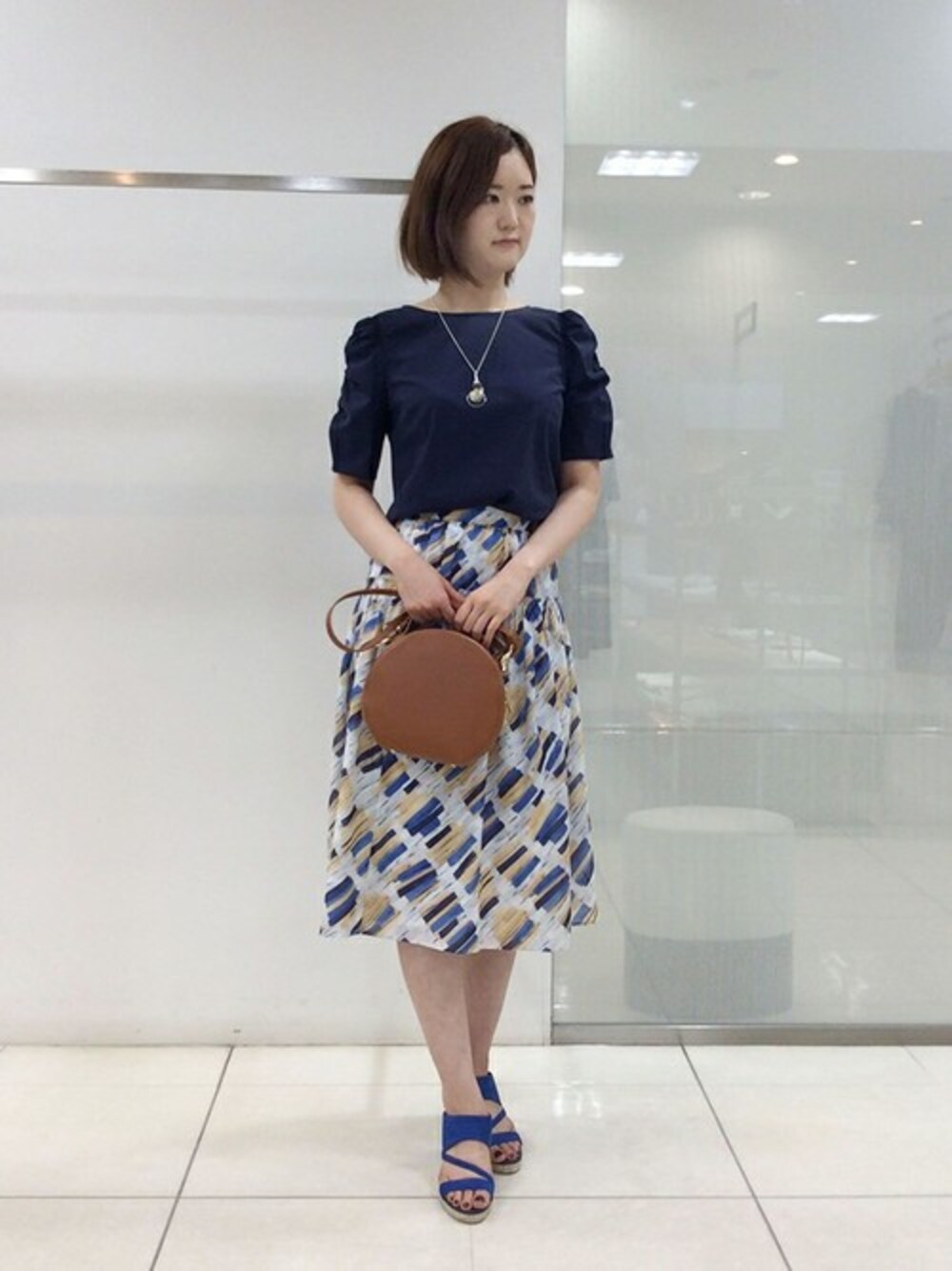 「ブラウス、柄、スカート、ネイビー、ロング丈、爽やかコーデ、初夏、ボリューム袖」｜「UNTITLEDの【洗える】ブリーゼキュプラブラウス（シャツ/ブラウス、ブルー系）」を使った、UNTITLEDさん（レディース・168cm）の春コーディネートの1枚目の写真