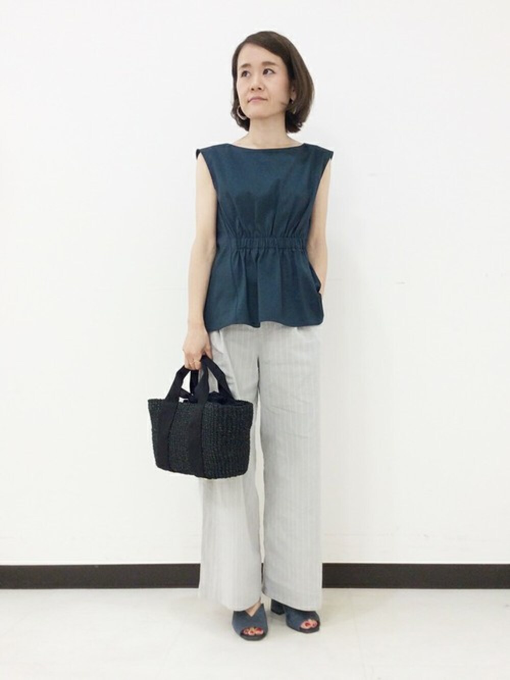 「ブラウス、グリーン、ワイドパンツ、かごバッグ」｜「UNTITLEDの【VERY5月号掲載】【洗える】ウエストギャザートップス（シャツ/ブラウス、グリーン系）」を使った、UNTITLEDさん（レディース・150cm）の春コーディネートの1枚目の写真