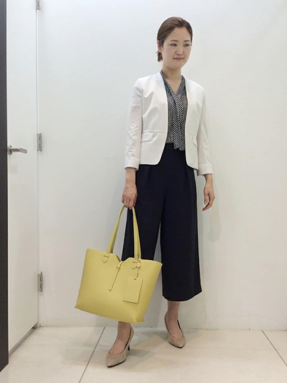 「ジャケット、ブラウス、ドット、ガウチョパンツ、通勤コーデ、夏コーデ、サマージャケット、ＵＶカット、接触冷感」｜「UNTITLEDの【VERY5月号掲載】【洗える】ノーカラーVネックジャケット（ノーカラージャケット、グレー系）」を使った、UNTITLEDさん（レディース・168cm）の春コーディネートの1枚目の写真