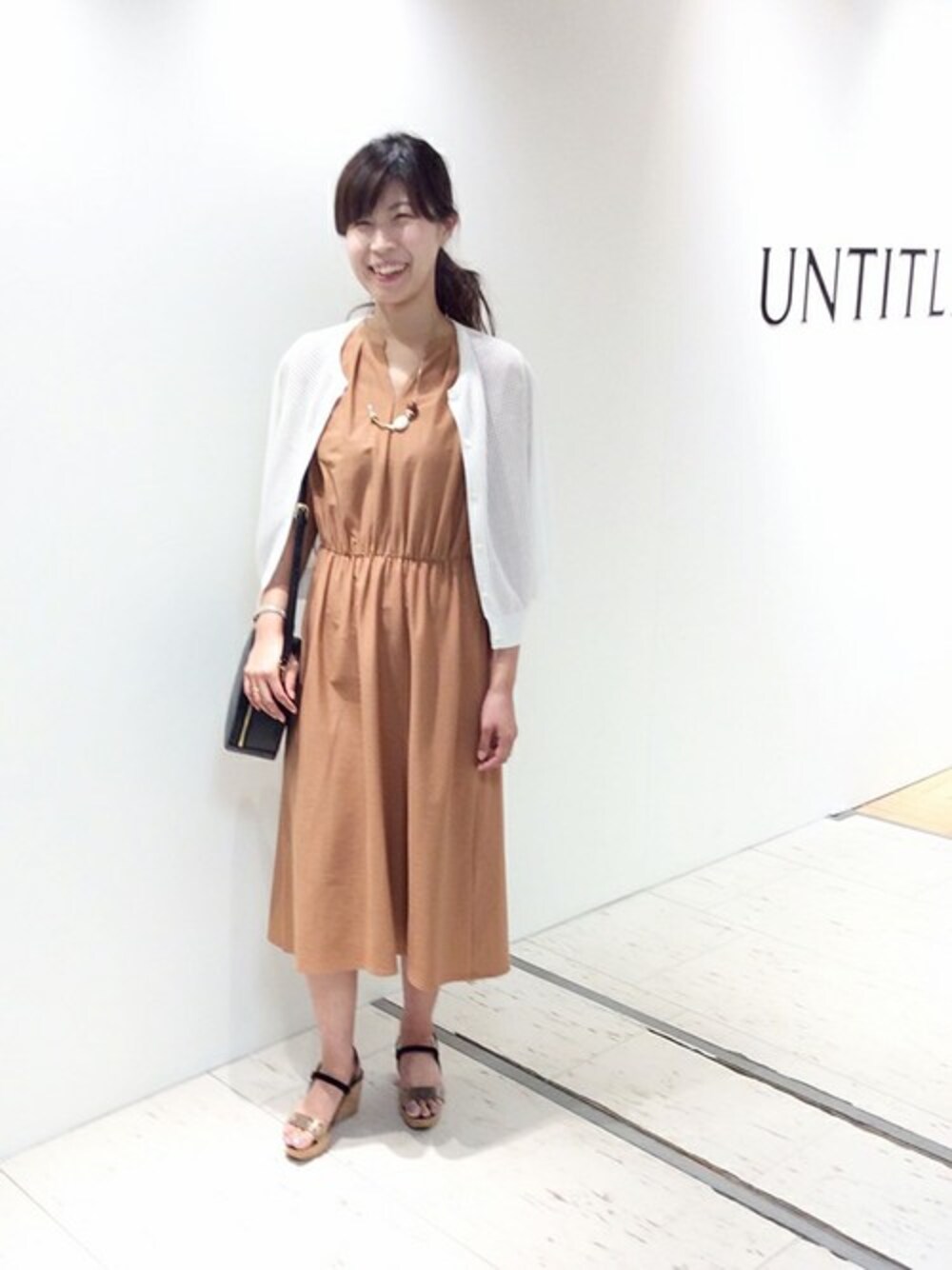 「カーディガン、ワンピース、肩掛け、オフスタイル、お出掛け」｜「UNTITLEDの【洗える】2枚重ねメッシュカーディガン（カーディガン/ボレロ、ホワイト系）」を使った、UNTITLEDさん（レディース・163cm）の夏コーディネートの1枚目の写真