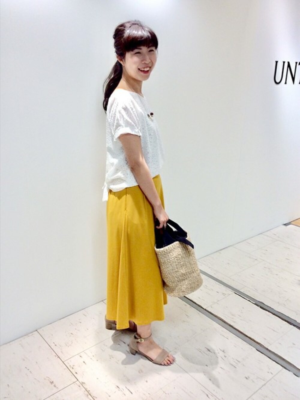 「イエロー、トップス、ガウチョパンツ、ジャージ素材、ウエストリボン」｜「UNTITLEDの【洗える】アラベスクジャカードシアーブラウス（シャツ/ブラウス、ホワイト系）」を使った、UNTITLEDさん（レディース・163cm）の夏コーディネートの1枚目の写真
