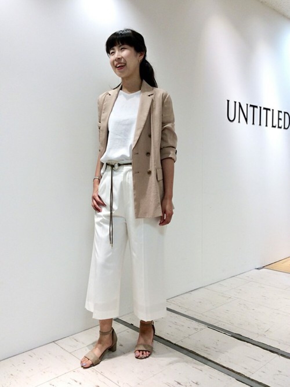「ホワイト、ベージュ、メンズライク、ロングジャケット、ワントーン、ダブルジャケット、ベルトマーク」｜「UNTITLEDのリネンストレッチジャケット（テーラードジャケット、ベージュ系）」を使った、UNTITLEDさん（レディース・163cm）の夏コーディネートの1枚目の写真