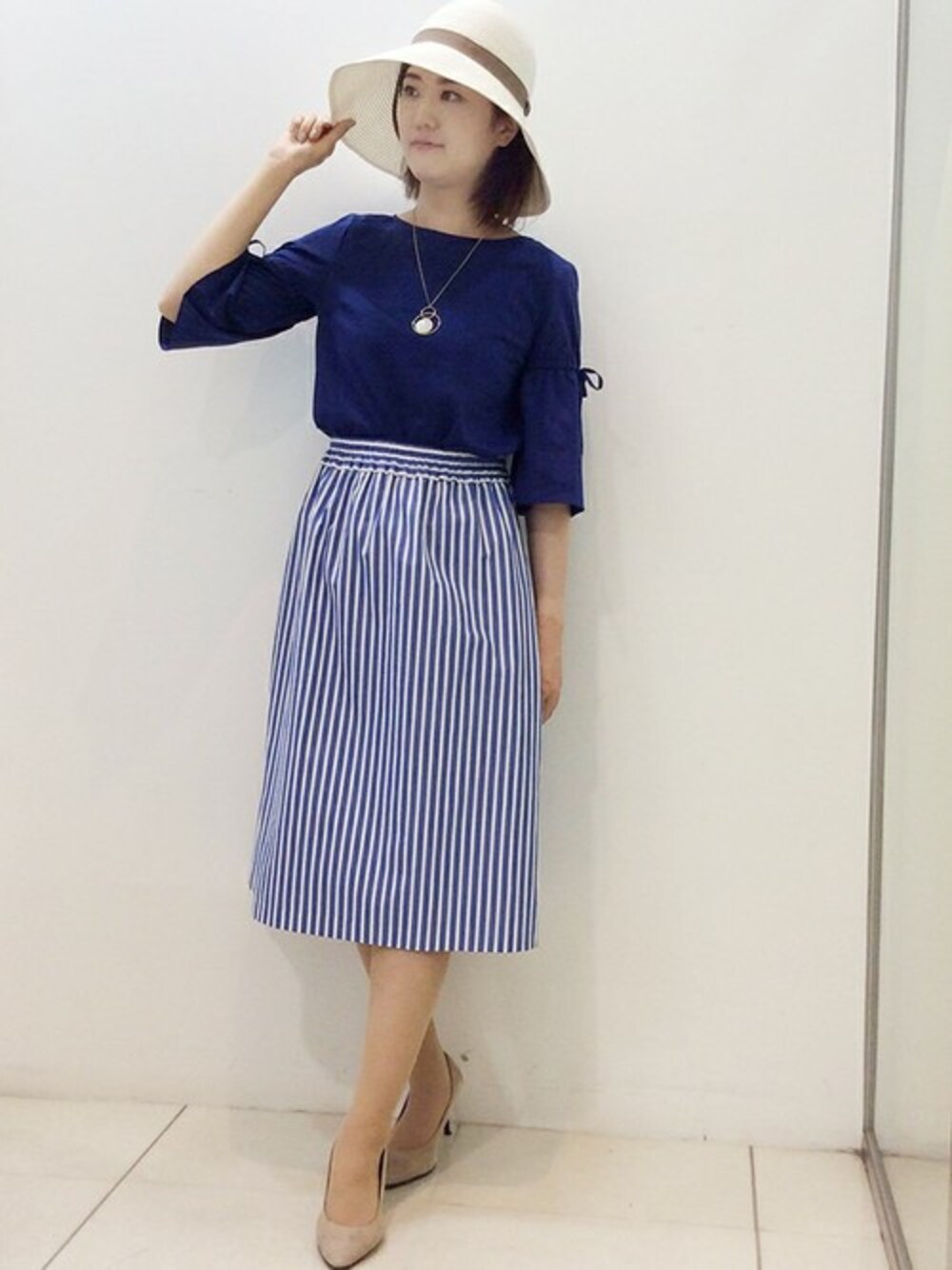 「ブラウス、ブルー、夏コーデ、お出掛け、袖コンシャス」｜「UNTITLEDのドロストポプリンシャツ（シャツ/ブラウス、ブルー系）」を使った、UNTITLEDさん（レディース・168cm）の夏コーディネートの1枚目の写真