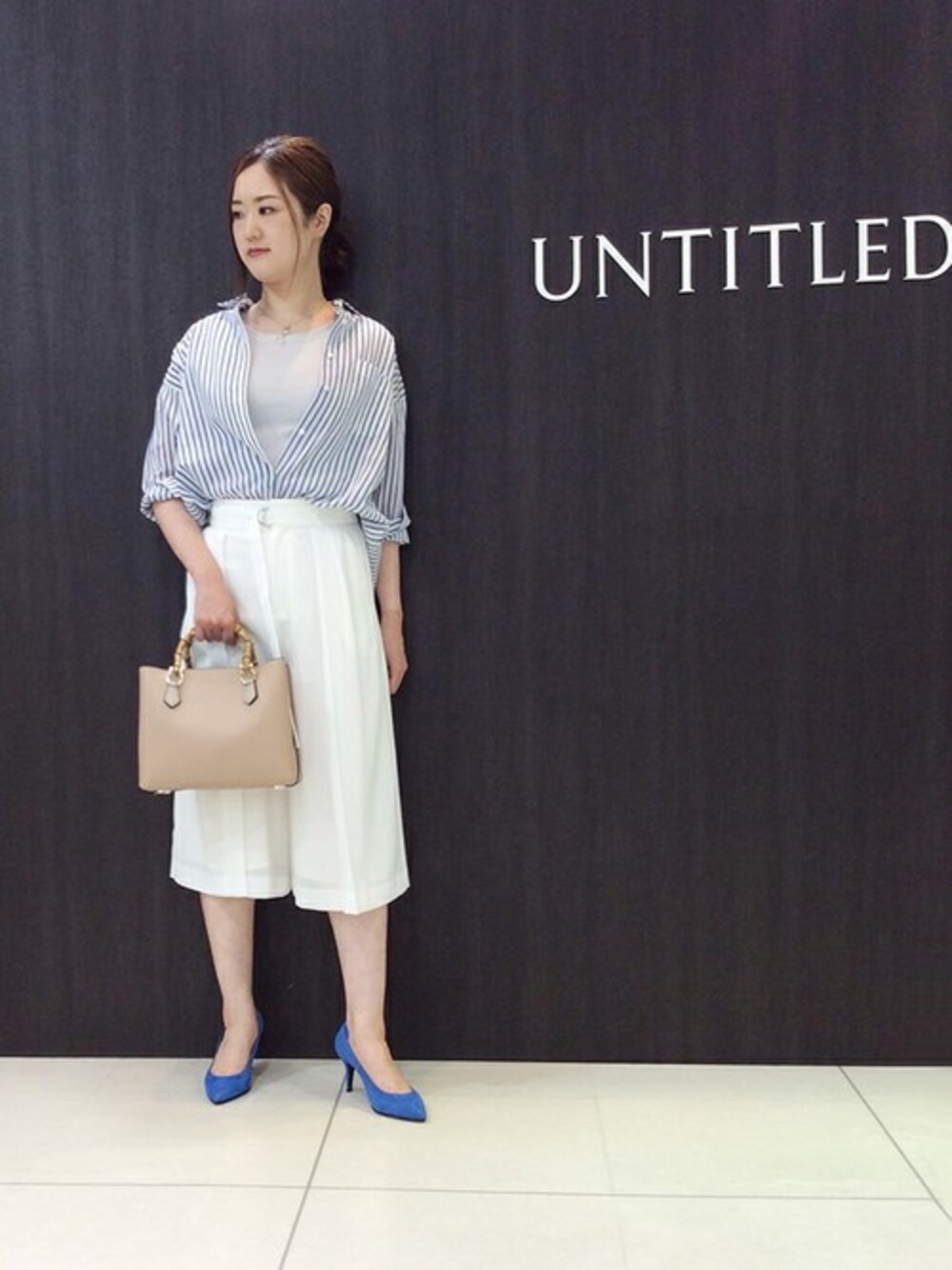 「シャツ、ストライプ、白、ワイドパンツ、マリンコーデ、爽やかコーデ」｜「UNTITLEDのシルク混ストライプシャツ（シャツ/ブラウス、ブルー系）」を使った、UNTITLEDさん（レディース・168cm）の夏コーディネートの1枚目の写真
