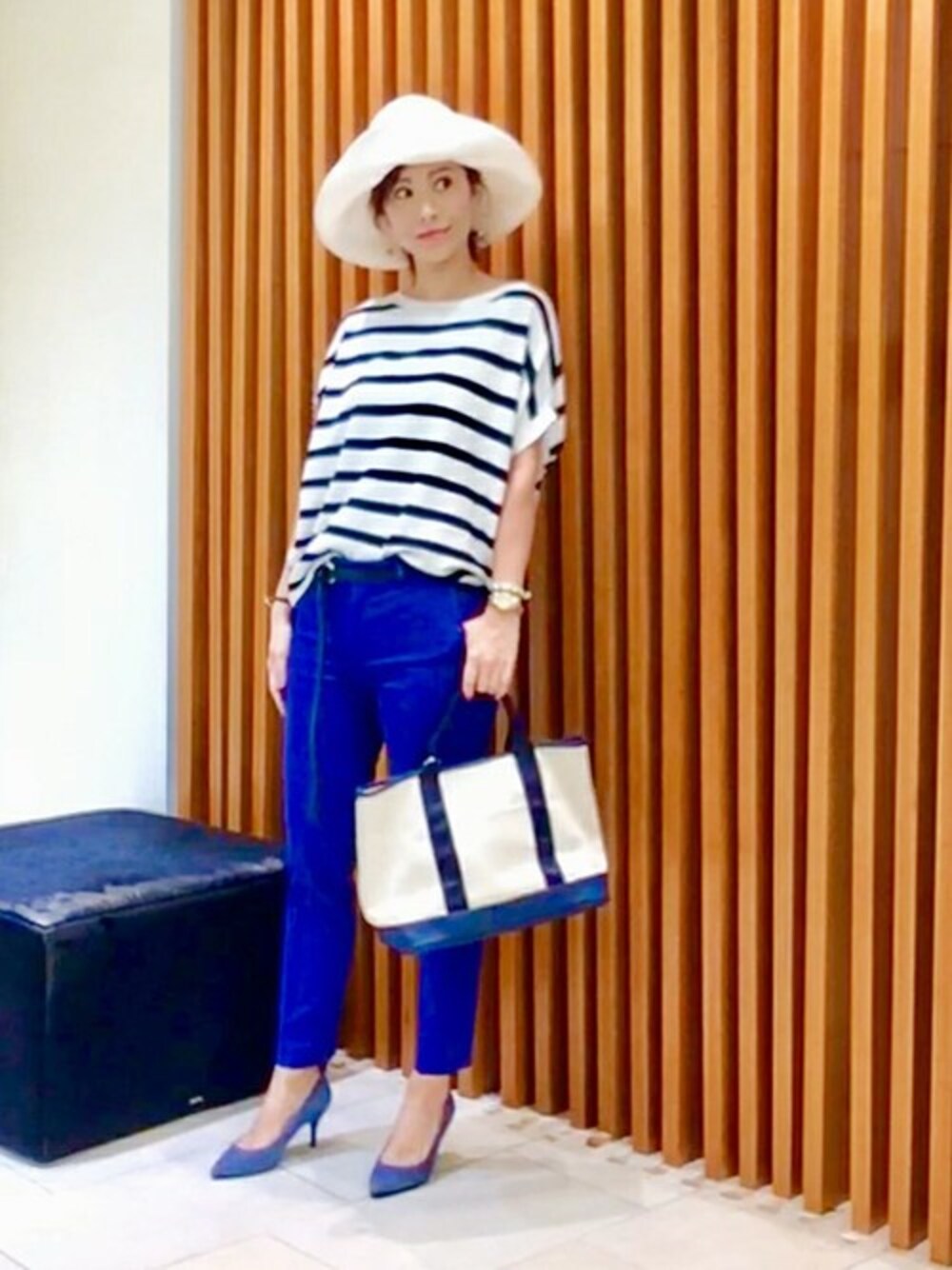 「ニット、パンツ、ボーダー、ブルー、ドルマン、キャンバストート、細身」｜「UNTITLEDの【洗える】ドルマンコクーンニット（ニット/セーター、ホワイト系）」を使った、UNTITLEDさん（レディース・169cm）の夏コーディネートの1枚目の写真