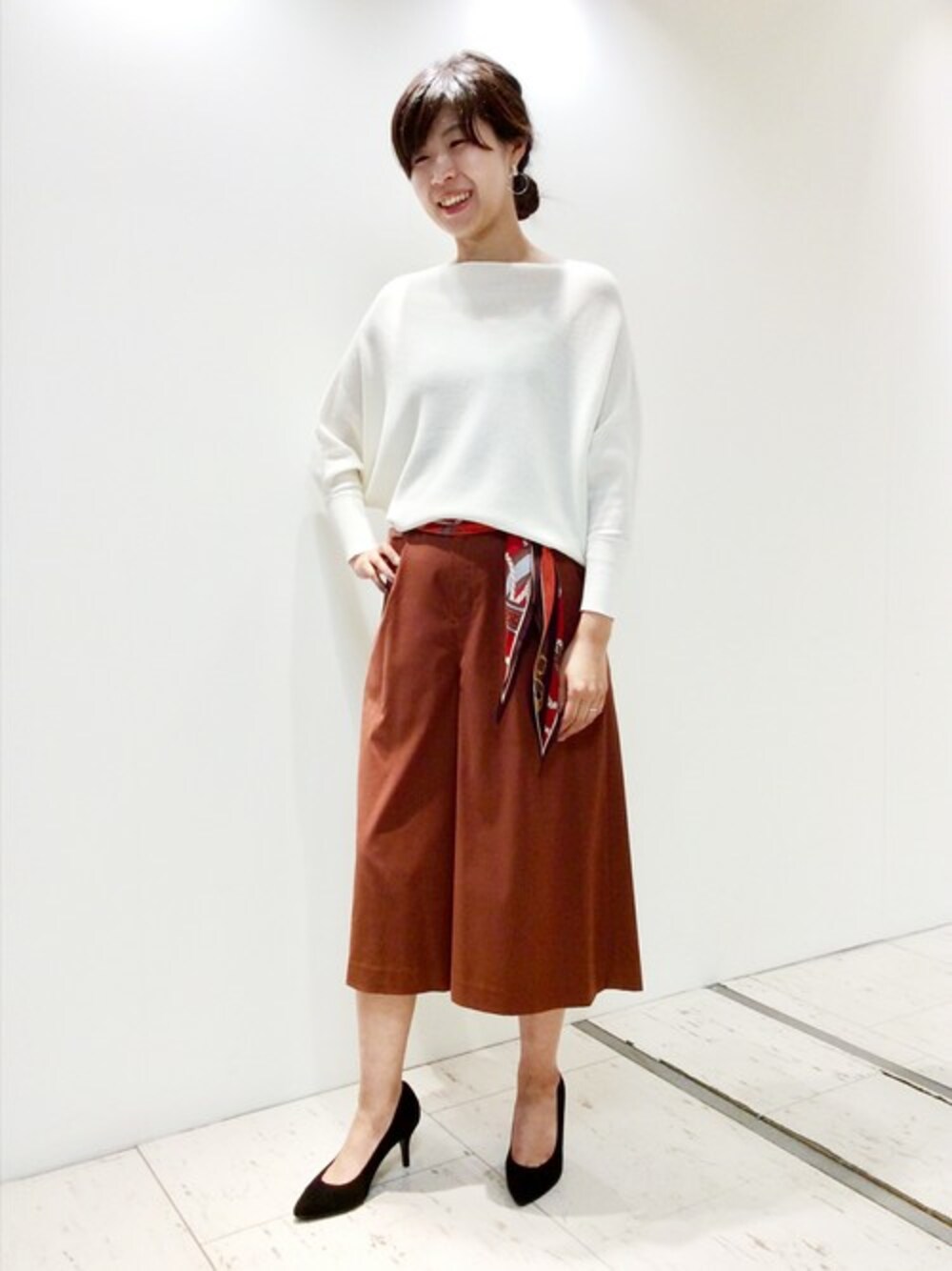 「ニット、白、スカーフ、ガウチョパンツ、テラコッタ」｜「UNTITLEDのバイアスガータードルマンニット（ニット/セーター、ホワイト系）」を使った、UNTITLEDさん（レディース・163cm）の夏コーディネートの1枚目の写真