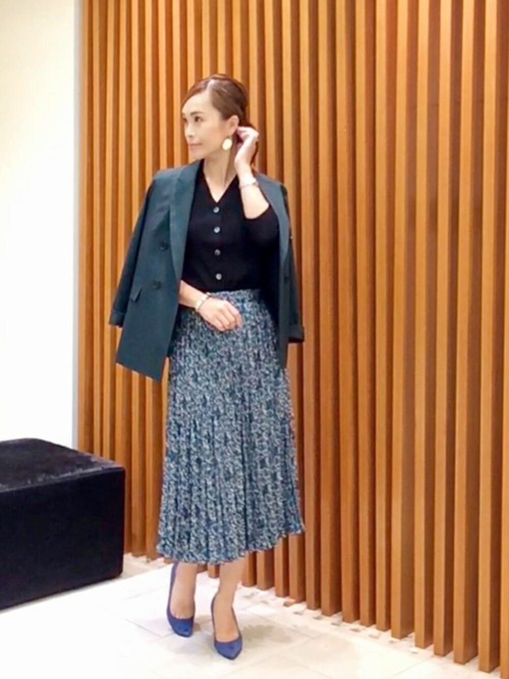 「ジャケット、スカート、グリーン、マニッシュ、肩掛け、ペイズリー、秋コーデ」｜「UNTITLEDのメリノストレッチ ダブルブレストジャケット（テーラードジャケット、グリーン系）」を使った、UNTITLEDさん（レディース・169cm）の夏コーディネートの1枚目の写真