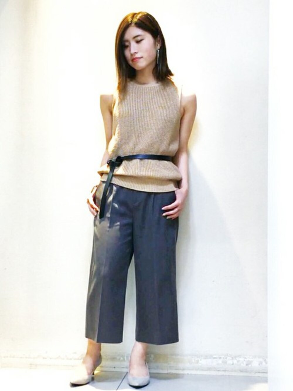 「ニット、ベスト、カーキ、ワイドパンツ、ベルト、ウエストマーク」｜「UNTITLEDのコットンノースリーブニット（ニット/セーター、ベージュ系）」を使った、UNTITLEDさん（レディース・155cm）の秋コーディネートの1枚目の写真