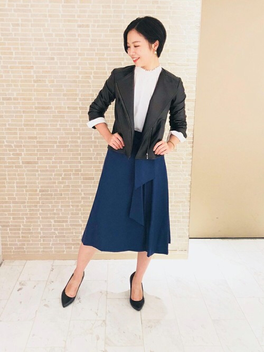 「ブラウス、スカート、レザージャケット、ブルー、ライダース、ハイネック」｜「UNTITLEDのレザージップブルゾン（ブルゾン、ブラック系）」を使った、UNTITLEDさん（レディース・162cm）の秋コーディネートの1枚目の写真