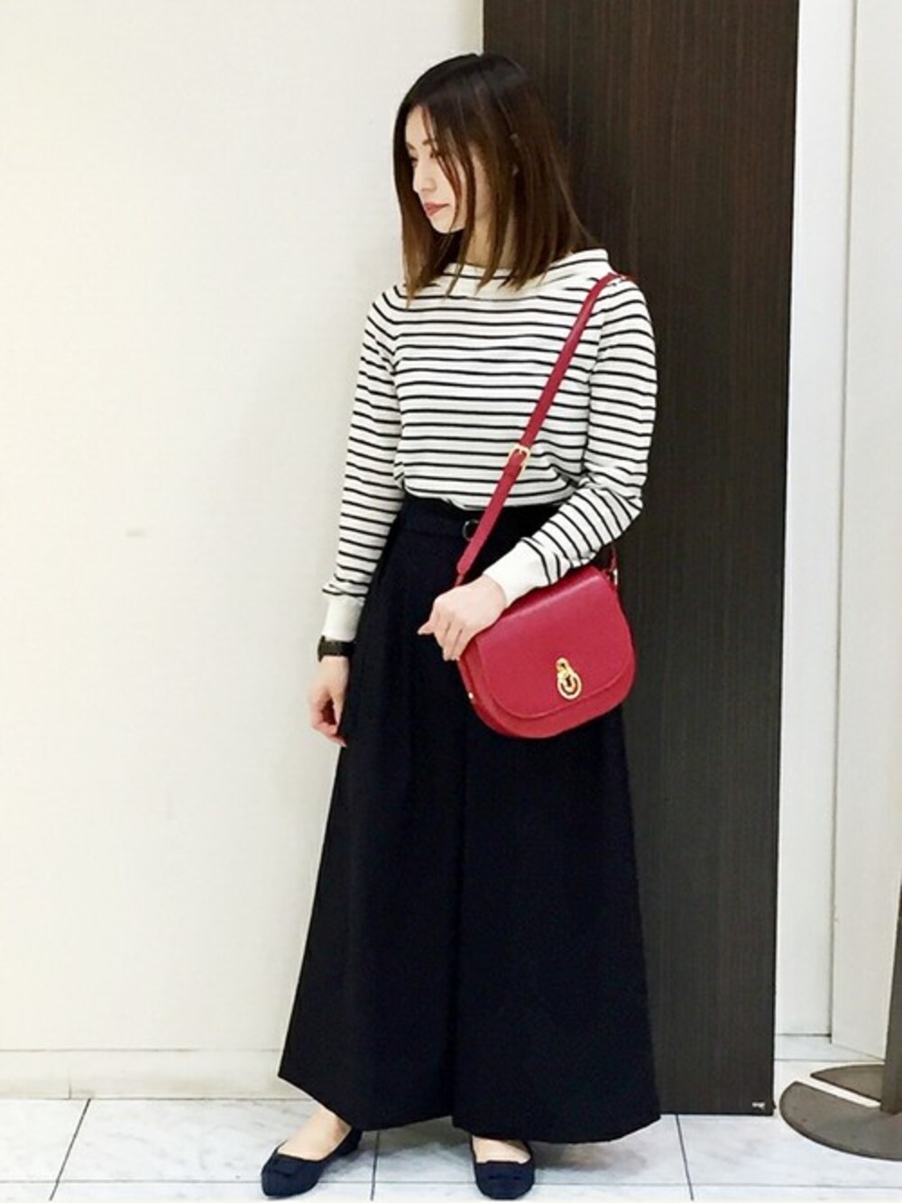 「ニット、ボーダー、バッグ、赤、モノトーン」｜「UNTITLEDのウォッシャブルサキソニーワイドパンツ（その他パンツ、ブラック系）」を使った、UNTITLEDさん（レディース・155cm）の秋コーディネートの1枚目の写真