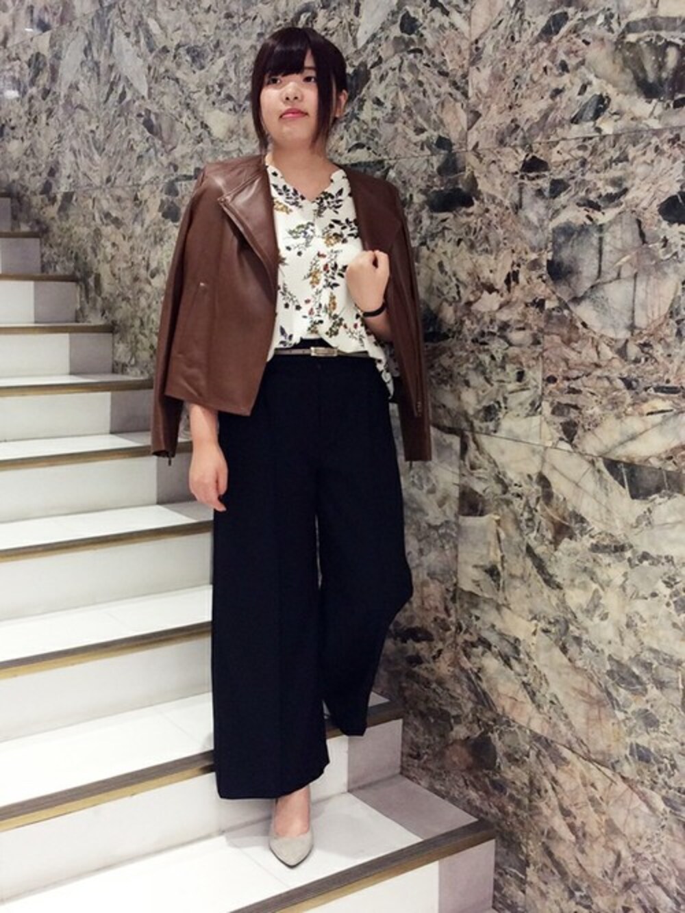 「ブラウス、レザージャケット、ワイドパンツ、ボタニカル柄」｜「UNTITLEDの[L]レザージップブルゾン（ブルゾン、ブラウン系）」を使った、UNTITLEDさん（レディース・162cm）の秋コーディネートの1枚目の写真