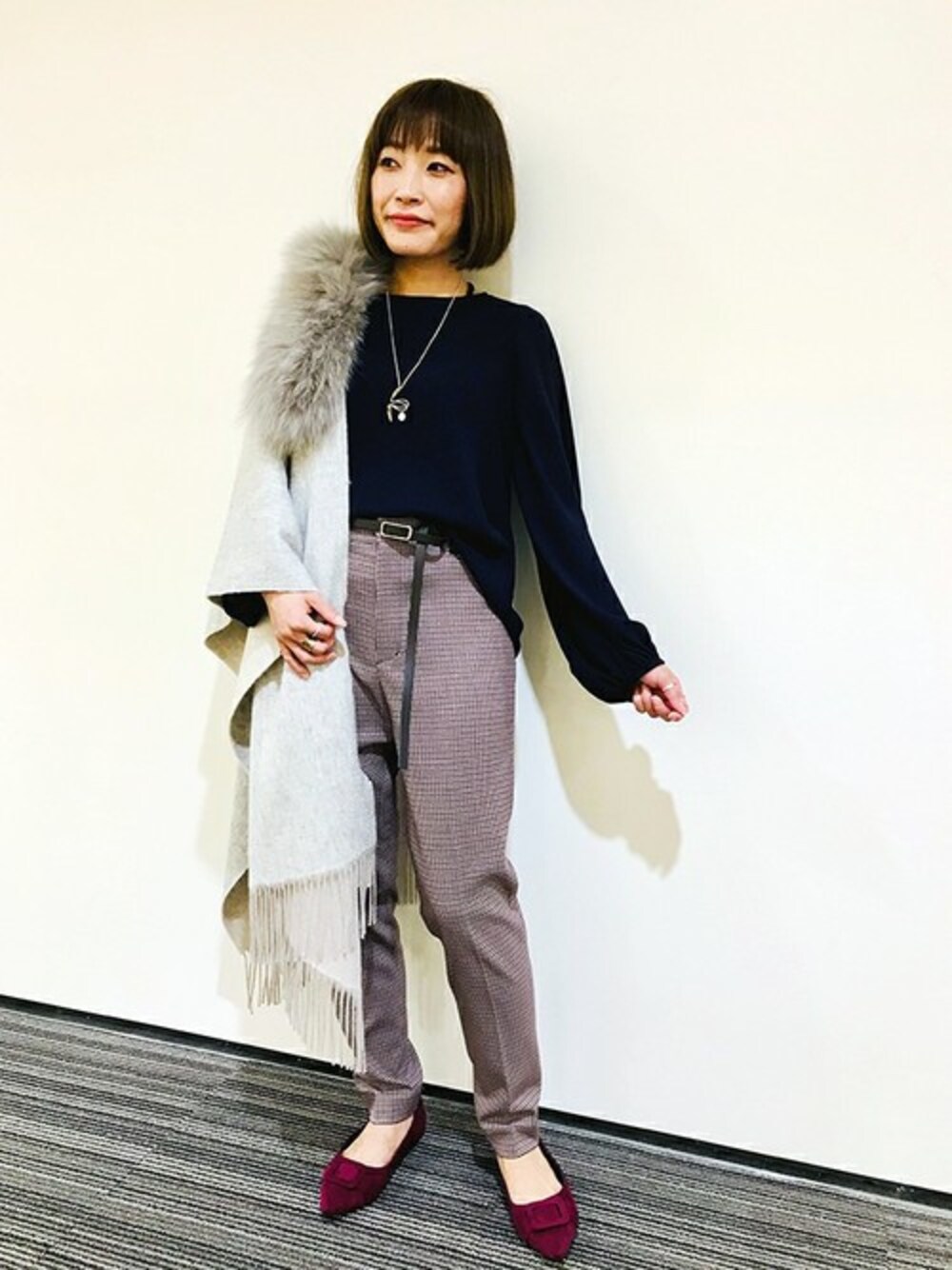 「チェック、ファー、ニット、ストール、スリムパンツ」｜「UNTITLEDのソフトパウダリージョーゼットシャツ（シャツ/ブラウス、ブルー系）」を使った、UNTITLEDさん（レディース・150cm）の秋コーディネートの1枚目の写真