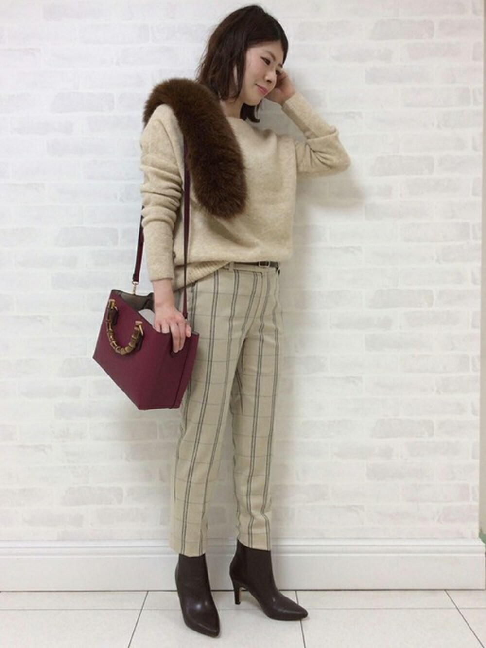 「チェック、ニット、モヘア、ワントーンコーデ、パンツスタイル、ファー小物」｜「UNTITLEDのスーパーキッドモヘヤブレンドニット（ニット/セーター、ベージュ系）」を使った、UNTITLEDさん（レディース・160cm）の秋コーディネートの1枚目の写真