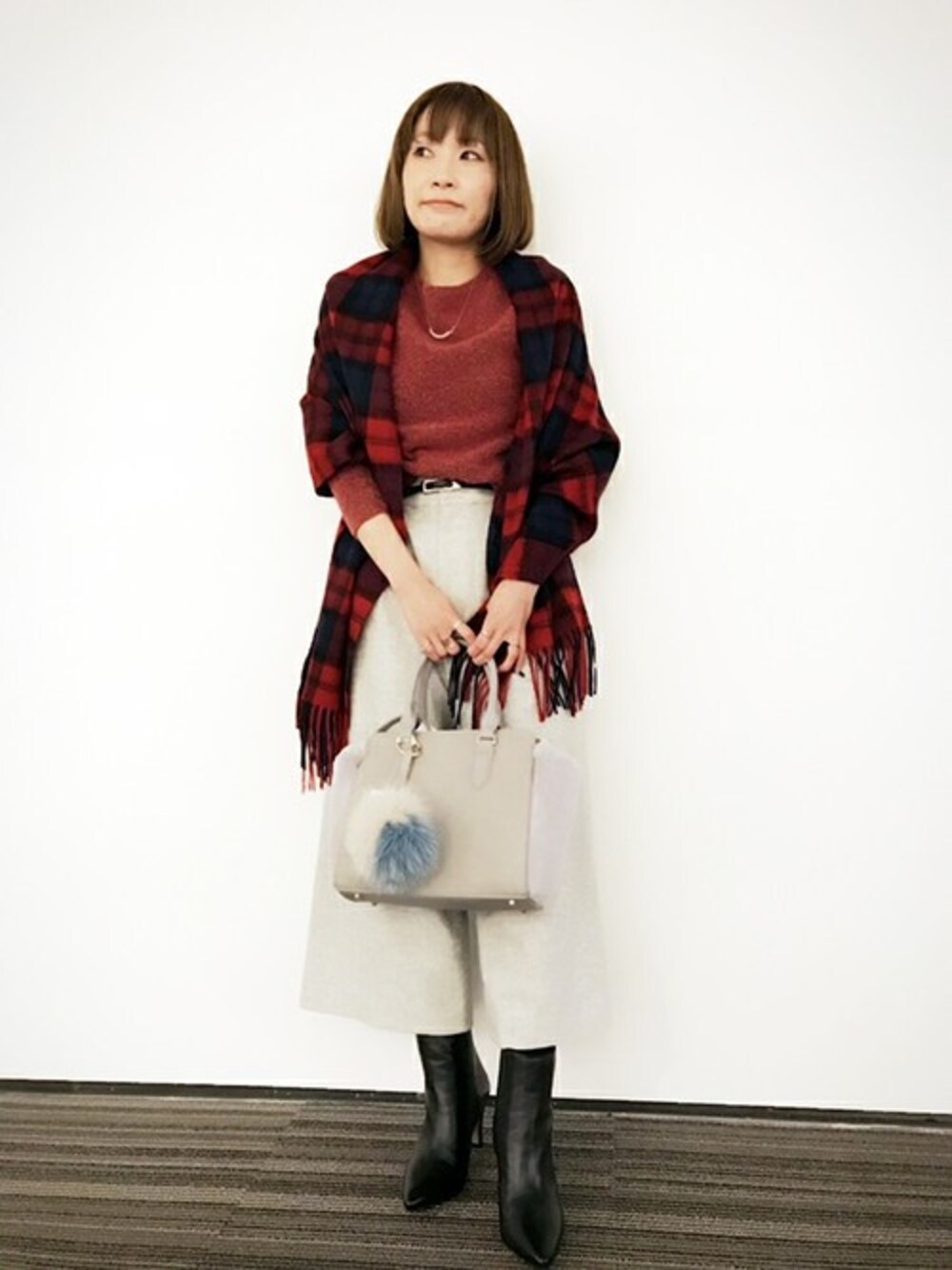「ニット、赤、チェックストール、冬コーデ、ワイドパンツ、ファー小物」｜「UNTITLEDのシャインミックスストレッチプルオーバー（ニット/セーター、レッド系）」を使った、UNTITLEDさん（レディース・150cm）の秋コーディネートの1枚目の写真