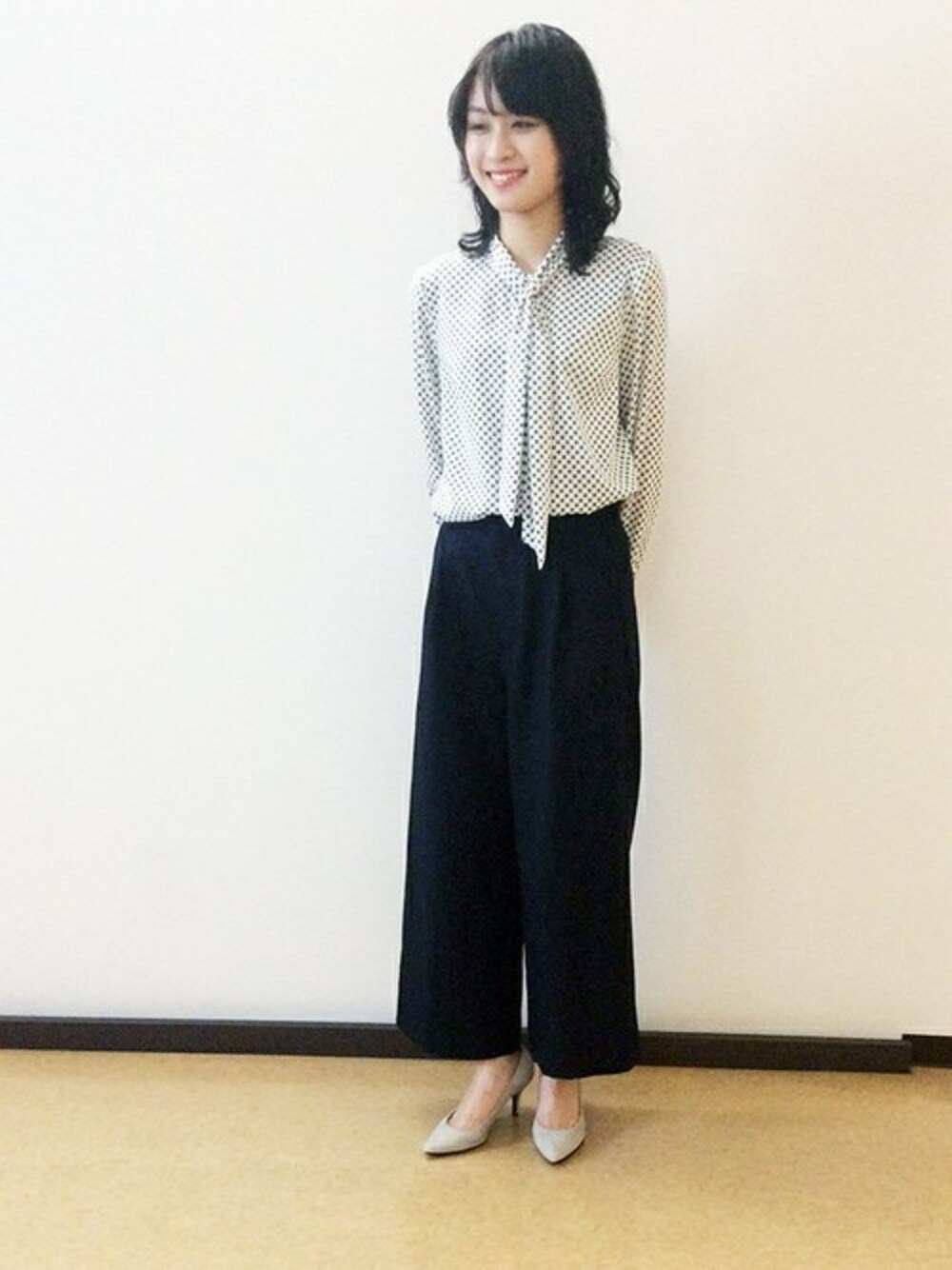 「ブラウス、モノトーン、ワイドパンツ、モダン、ボウタイ、通勤コーデ、キューブ柄」｜「UNTITLEDのモダンキュープボウタイシャツ（シャツ/ブラウス、ホワイト系）」を使った、UNTITLEDさん（レディース・163cm）の冬コーディネートの1枚目の写真