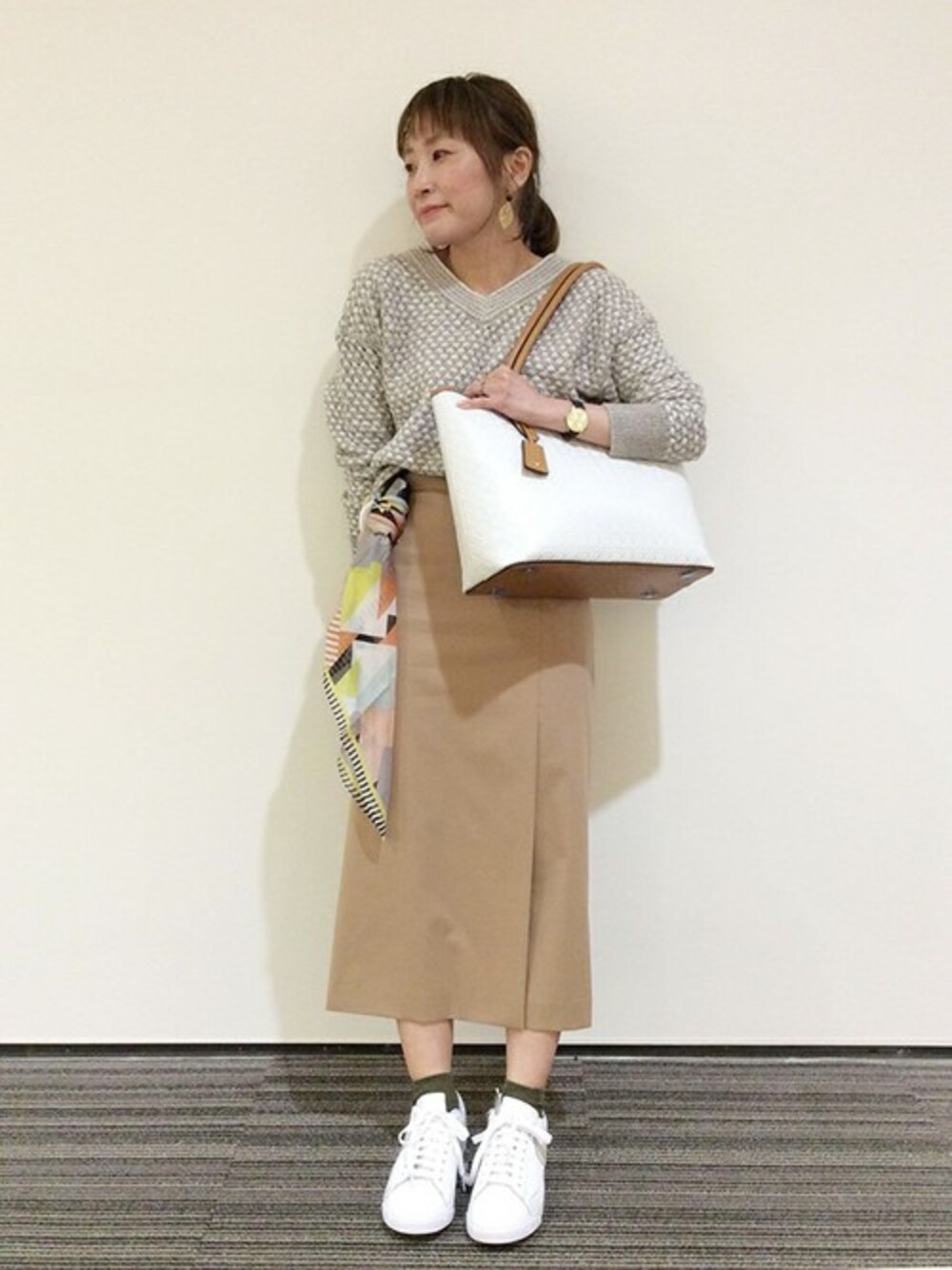 「タイトスカート、ニット、柄、Vネック、スカーフ、ロングスカート、杢調」｜「UNTITLEDのミックス透かしニットプルオーバー（ニット/セーター、ベージュ系）」を使った、UNTITLEDさん（レディース・160cm）の冬コーディネートの1枚目の写真
