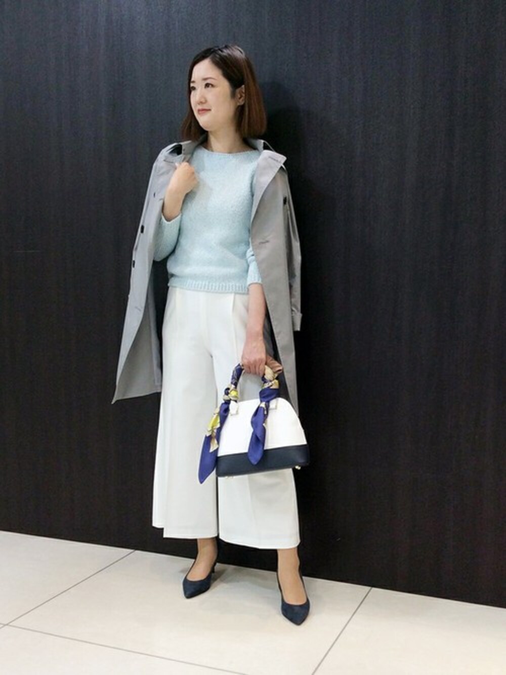 「トレンチコート、ホワイト、ワイドパンツ、春色、春コーデ、爽やか」｜「UNTITLEDのスヴィンコットン混ミドルトレンチコート（トレンチコート、グレー系）」を使った、UNTITLEDさん（レディース・168cm）の春コーディネートの1枚目の写真
