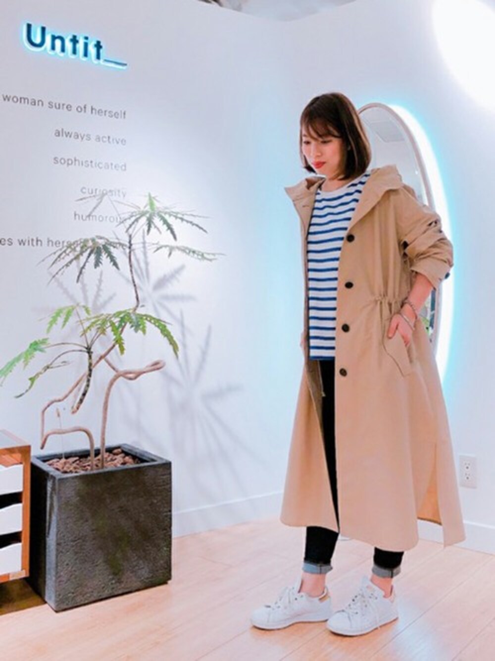 「コート、スニーカー、デニム、ボーダー、ロングコート、フーデットコート」｜「UNTITLEDの【洗える】Aラインフード付きロングコート（その他アウター、ベージュ系）」を使った、UNTITLEDさん（レディース・158cm）の春コーディネートの1枚目の写真