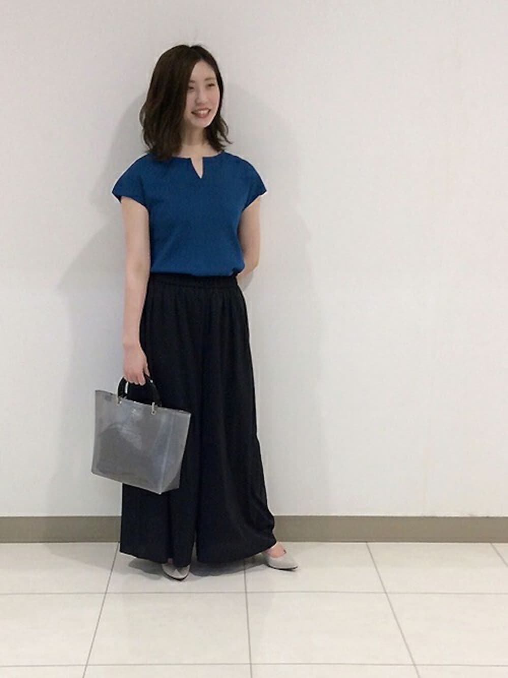 「ワイドパンツ、ブルー×ブラック、クリアバッグ、アンタイトル、アンタイトル(UNTITLED)、pvcバッグ」｜「UNTITLEDの【洗える】キーネックフレンチスリーブプルオーバー（ニット/セーター、ブルー系）」を使った、UNTITLEDさん（レディース・155cm）の夏コーディネートの1枚目の写真