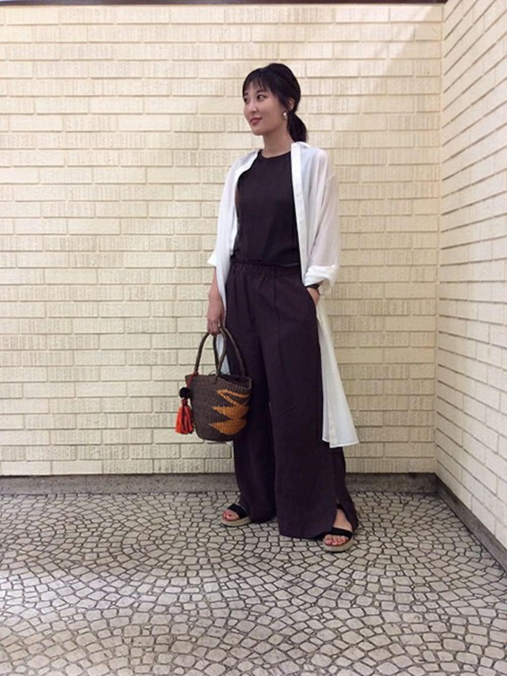 「ロングシャツ、ワイドパンツ、かごバッグ、羽織り、アンタイトル、アンタイトル(UNTITLED)」｜「UNTITLEDの【洗える】エアリーコットンシルク ロングシャツ（シャツ/ブラウス、ホワイト系）」を使った、UNTITLEDさん（レディース・163cm）の夏コーディネートの1枚目の写真