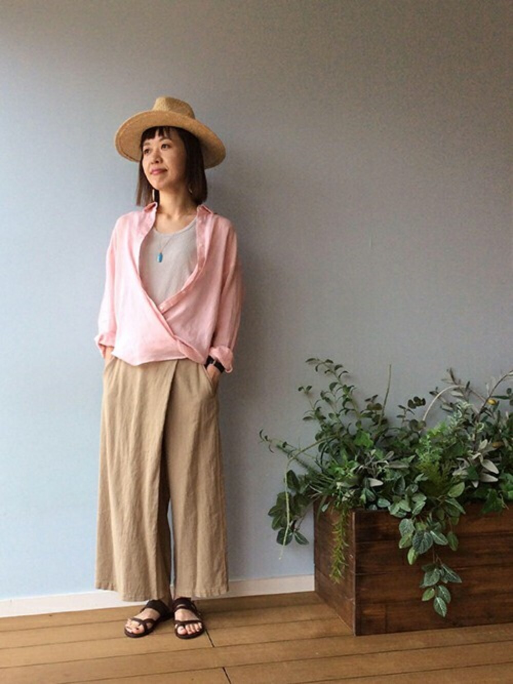 「ピンク、ワイドパンツ、リネンシャツ、アンタイトル、アンタイトル(UNTITLED)、アンティット、アンティット（Untit_）」｜「UNTITLEDの【洗える】3WAYカシュクールリネンシャツ（シャツ/ブラウス、ピンク系）」を使った、UNTITLEDさん（レディース・163cm）の夏コーディネートの1枚目の写真