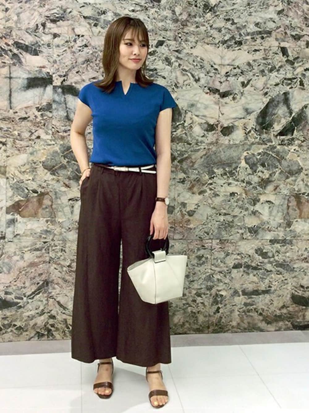 「ブルー、ワイドパンツ、サマーニット、アンタイトル、キーネック、アンタイトル(UNTITLED)」｜「UNTITLEDの【洗える】キーネックフレンチスリーブプルオーバー（ニット/セーター、ブルー系）」を使った、UNTITLEDさん（レディース・175cm）の夏コーディネートの1枚目の写真