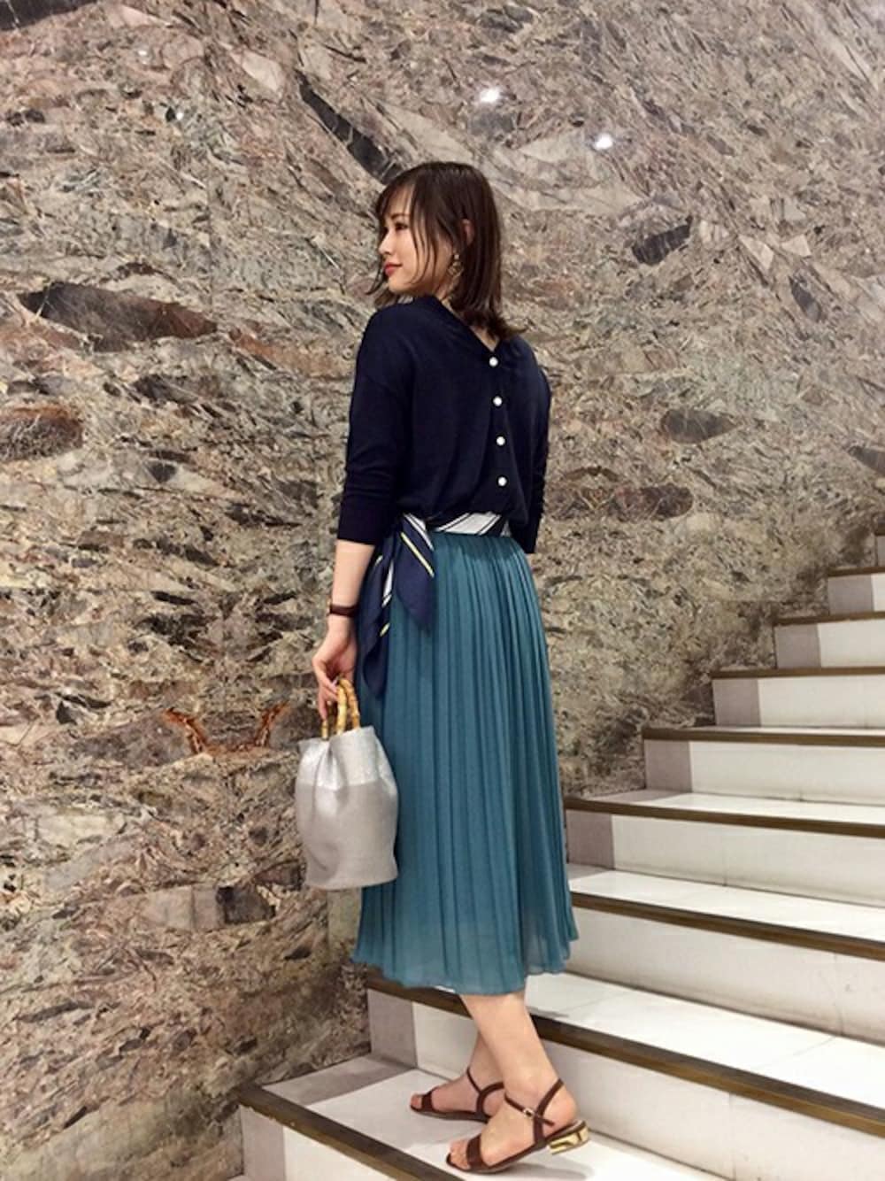 「カーディガン、ネイビー、かごバッグ、七分袖、アンタイトル、シフォンプリーツスカート、アンタイトル(UNTITLED)、シルクコットン、前後2way」｜「UNTITLEDの【洗える】七分袖シルクコットンニットカーディガン（カーディガン/ボレロ、ブルー系）」を使った、UNTITLEDさん（レディース・175cm）の夏コーディネートの1枚目の写真